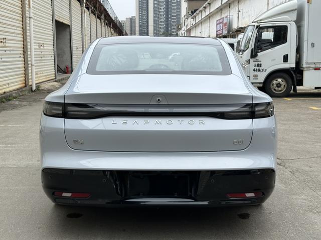 零跑汽车 零跑B01 2025 汽车图片 #17