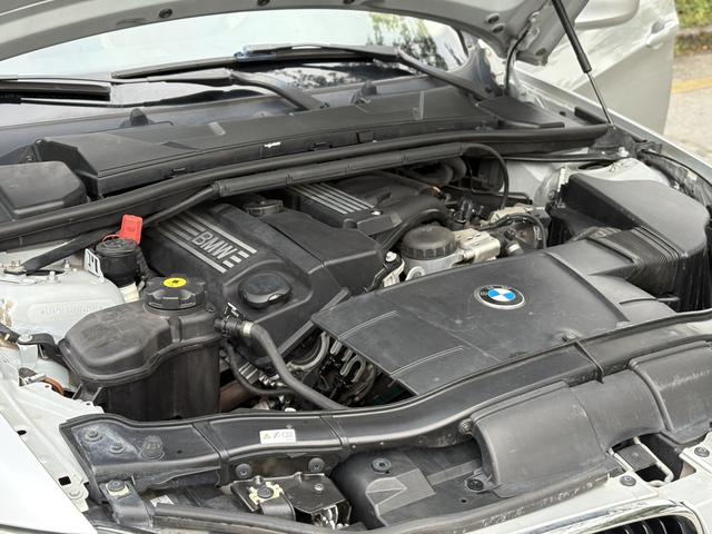 BMW i5 M60 2011 car image #17