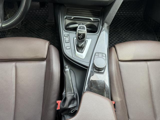 BMW X7 M60i 2018 car image #17