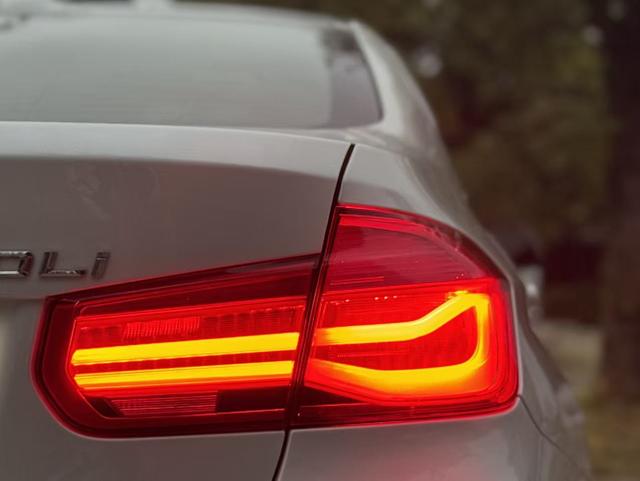 BMW X7 M60i 2016 car image #17