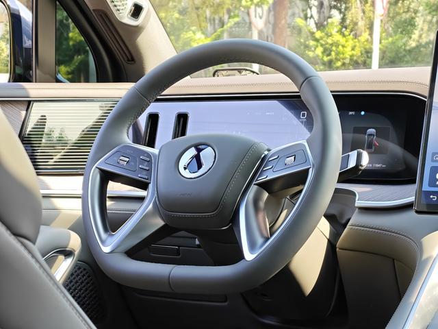 Denza N9 2025 #17 Denza N9 2025 car image #17