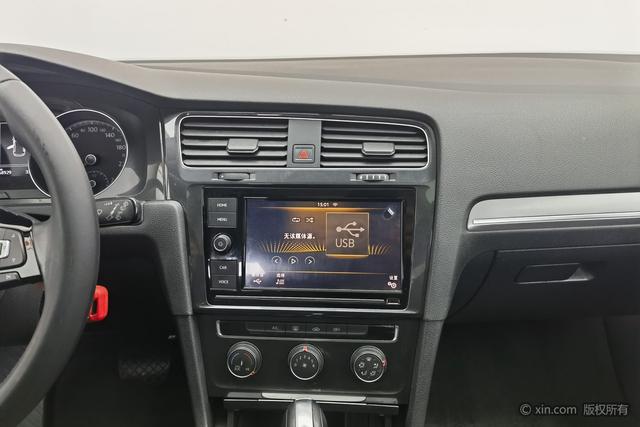 Volkswagen Golf 2019 car image #17