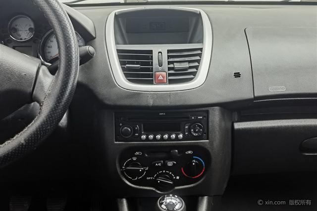 Peugeot 207 2014 car image #17