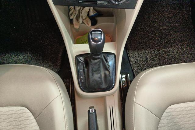 Skoda Rapid 2017 car image #17