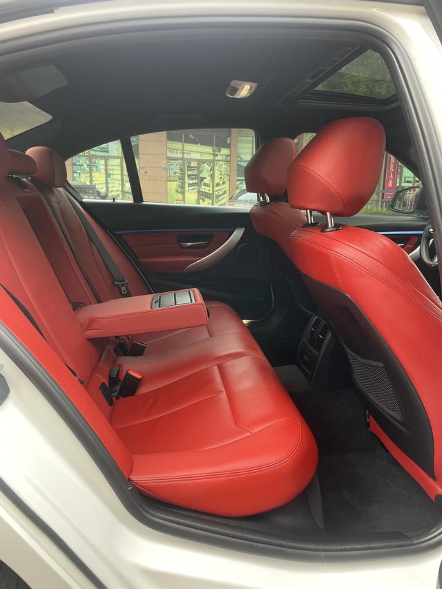 BMW 3 Series 2019 car image #17