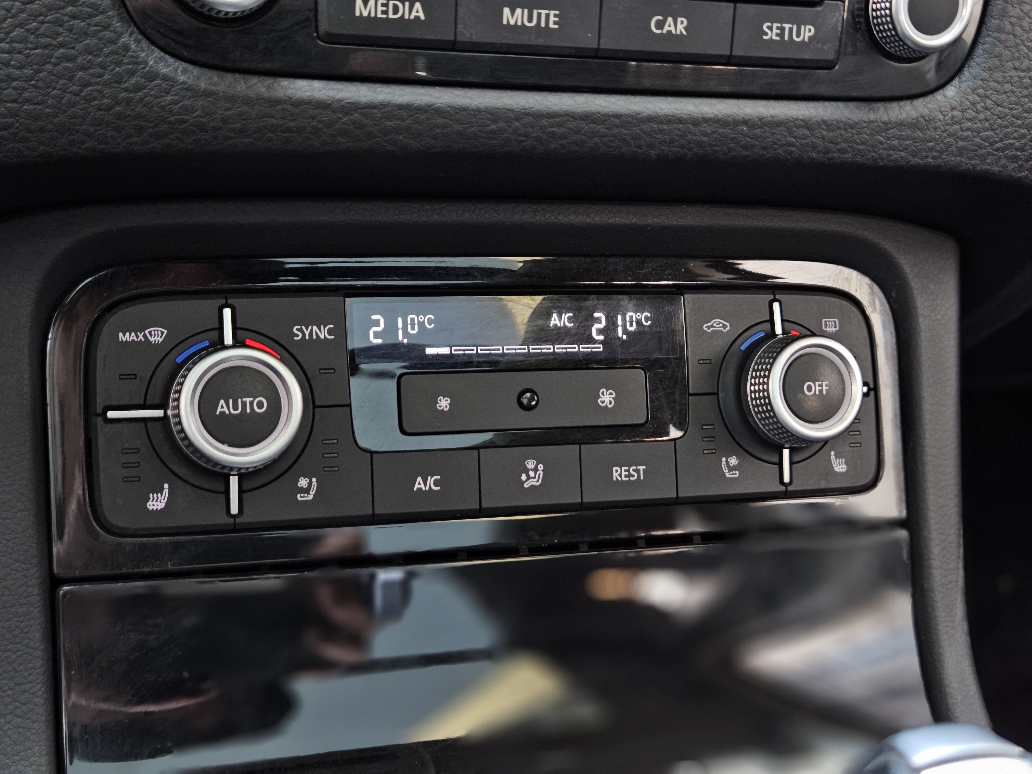 Volkswagen Touareg 2017 car image #17