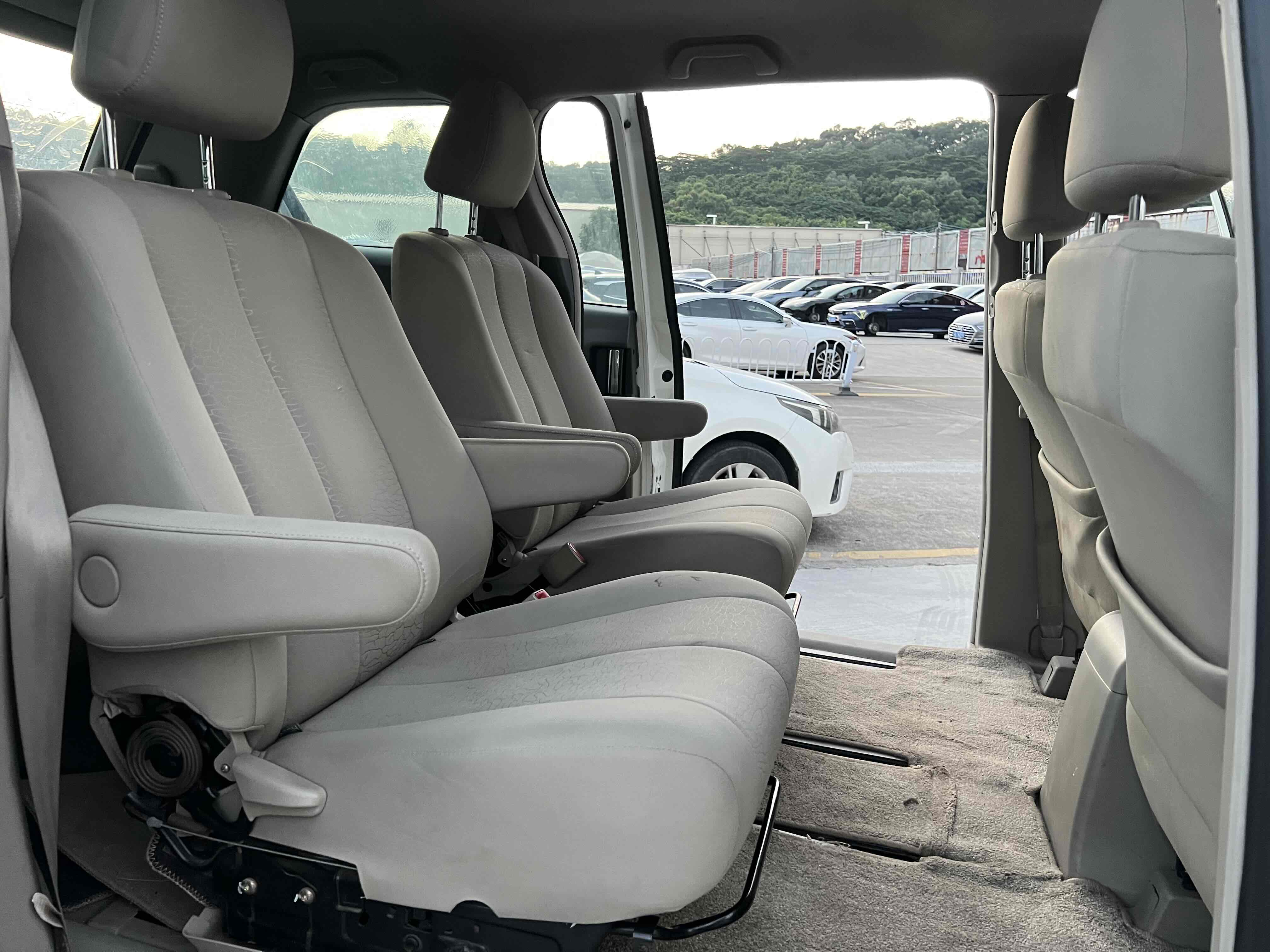 BYD M6 2014 car image #17