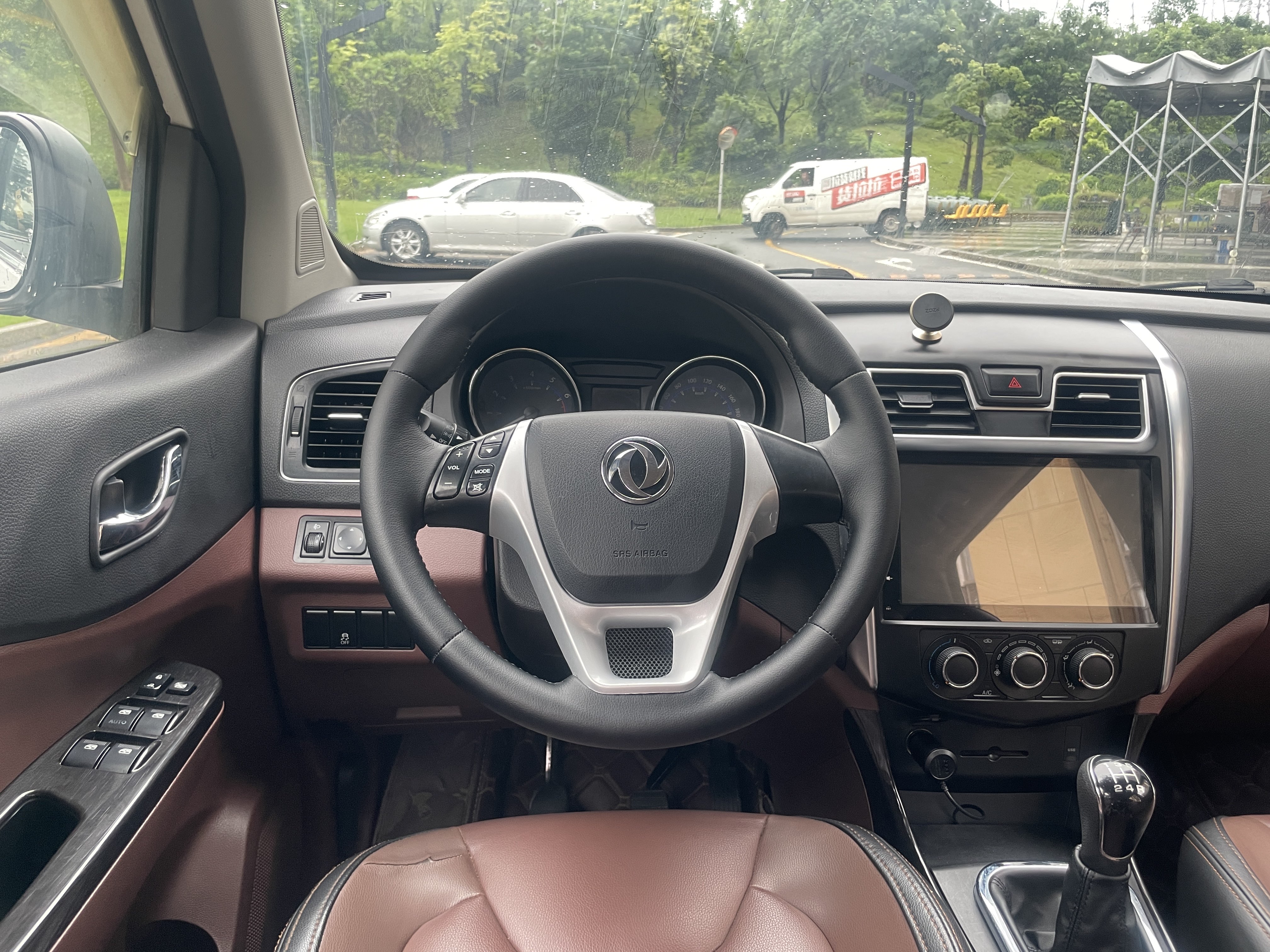 Forthing SX6 2016 car image #17