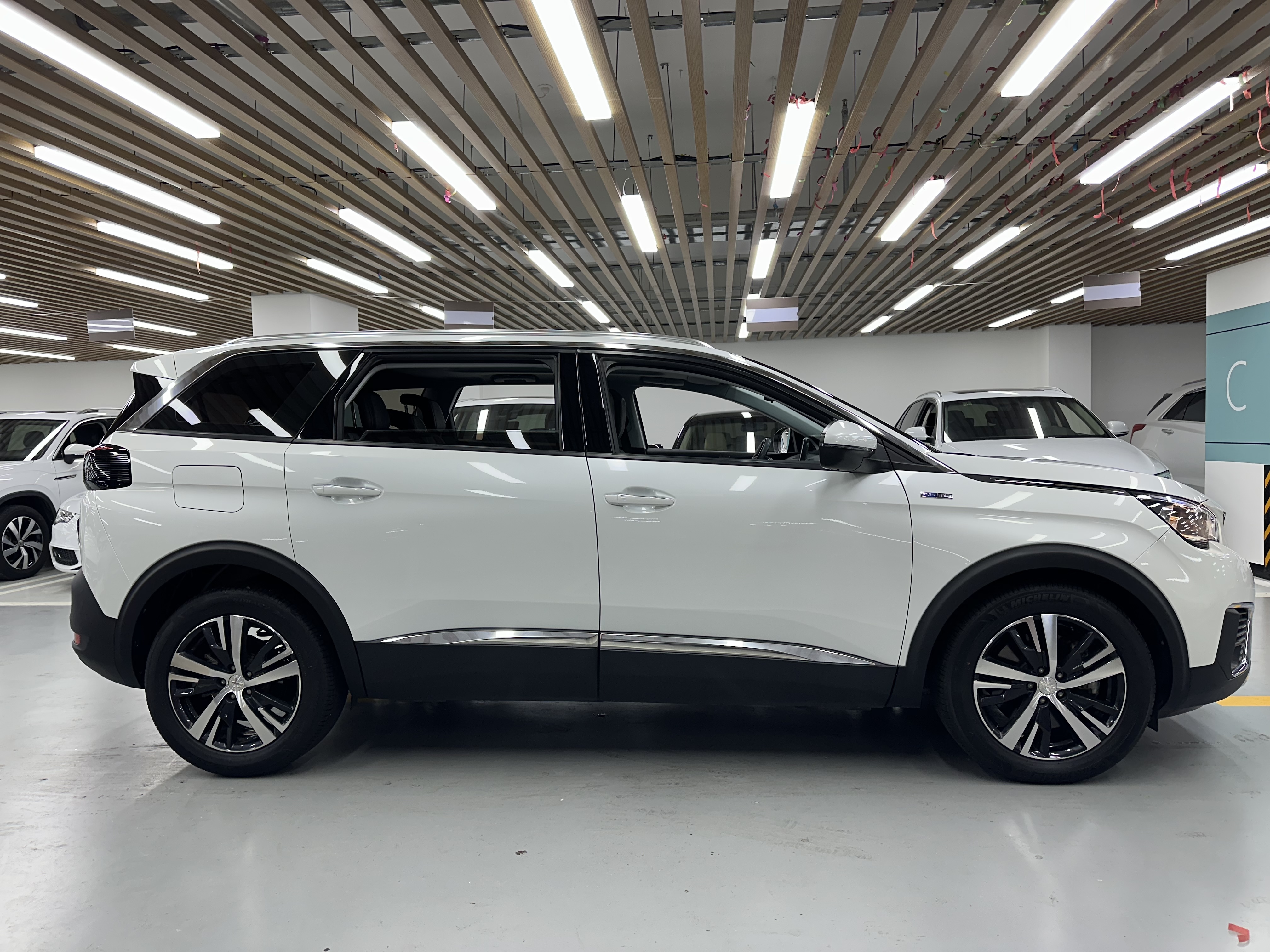 Peugeot 5008 2019 car image #17