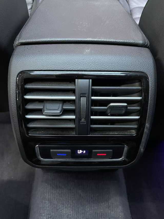 Volkswagen Passat Variant 2020 immagine di auto #17