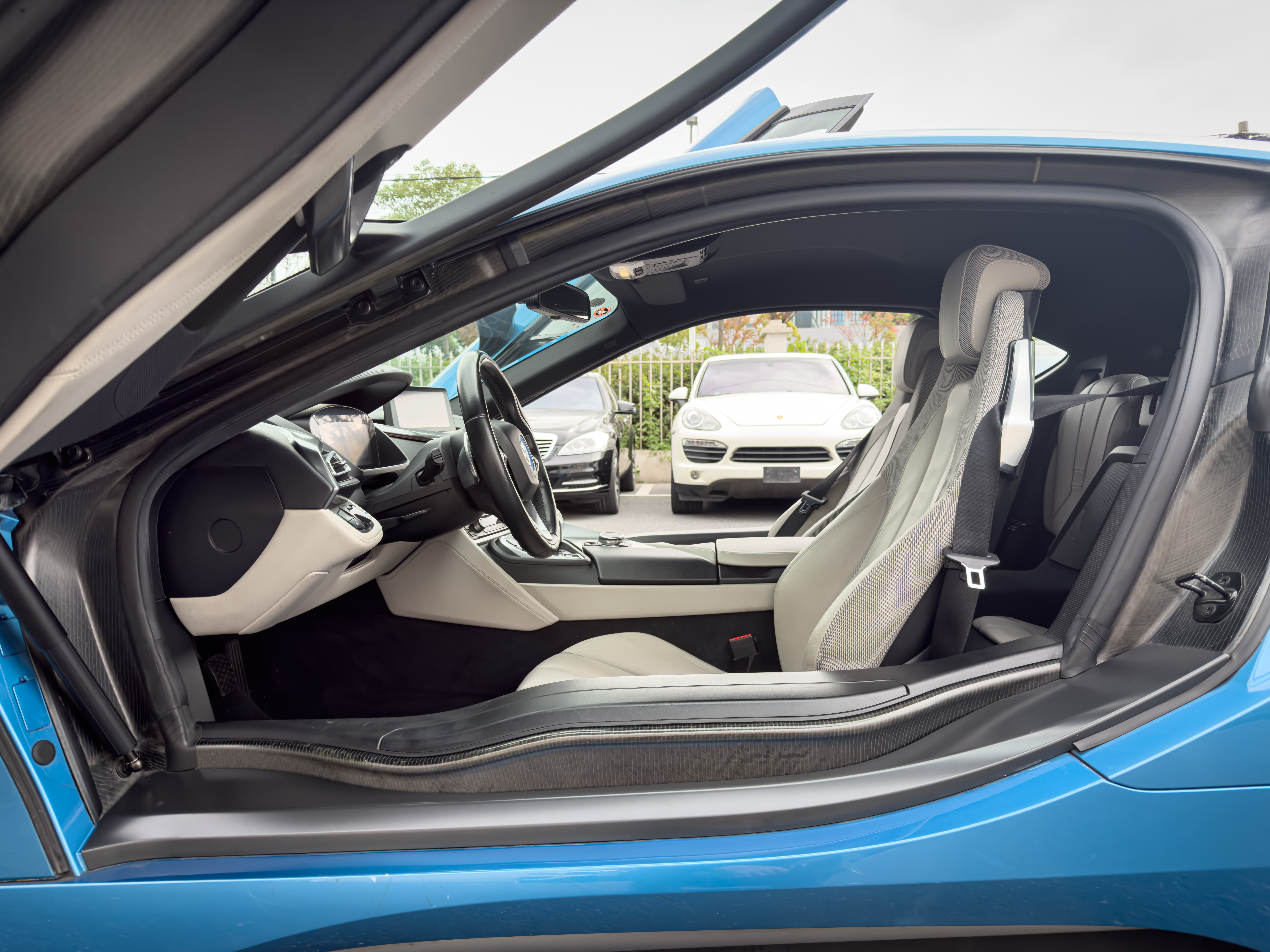 BMW i8 2015 car image #17