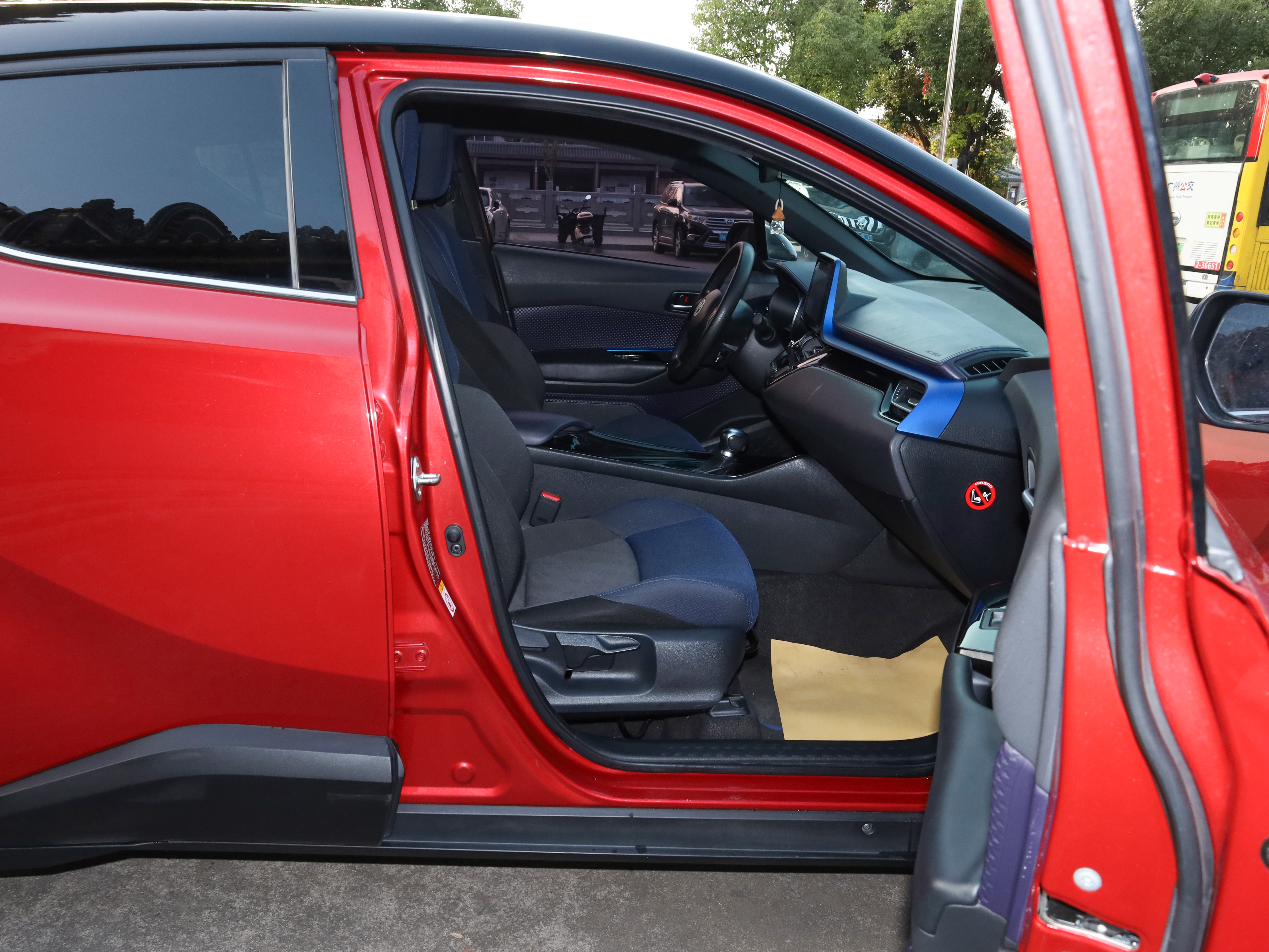 Toyota C-HR 2019 car image #17