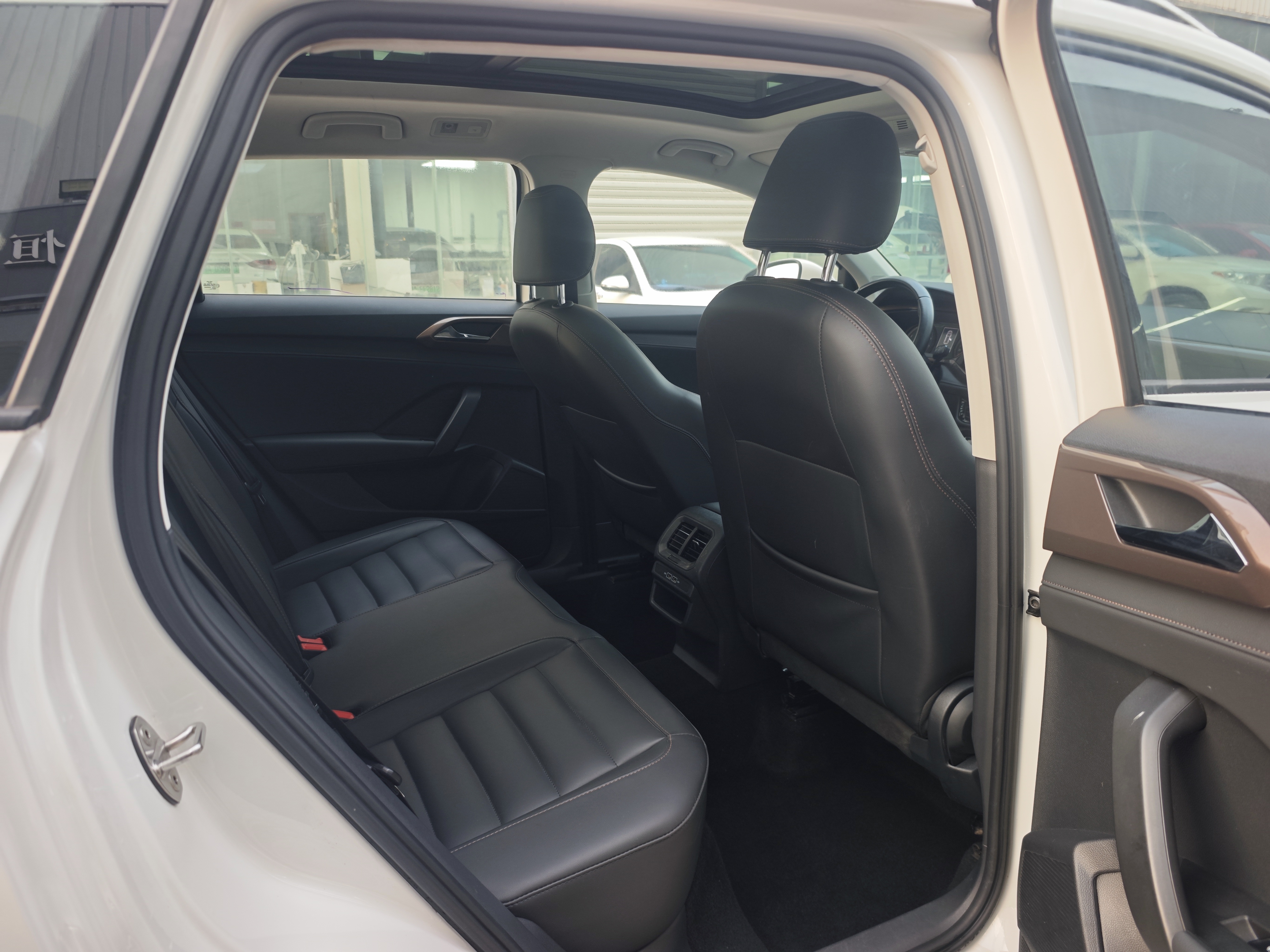 Volkswagen Tharu 2019 car image #17
