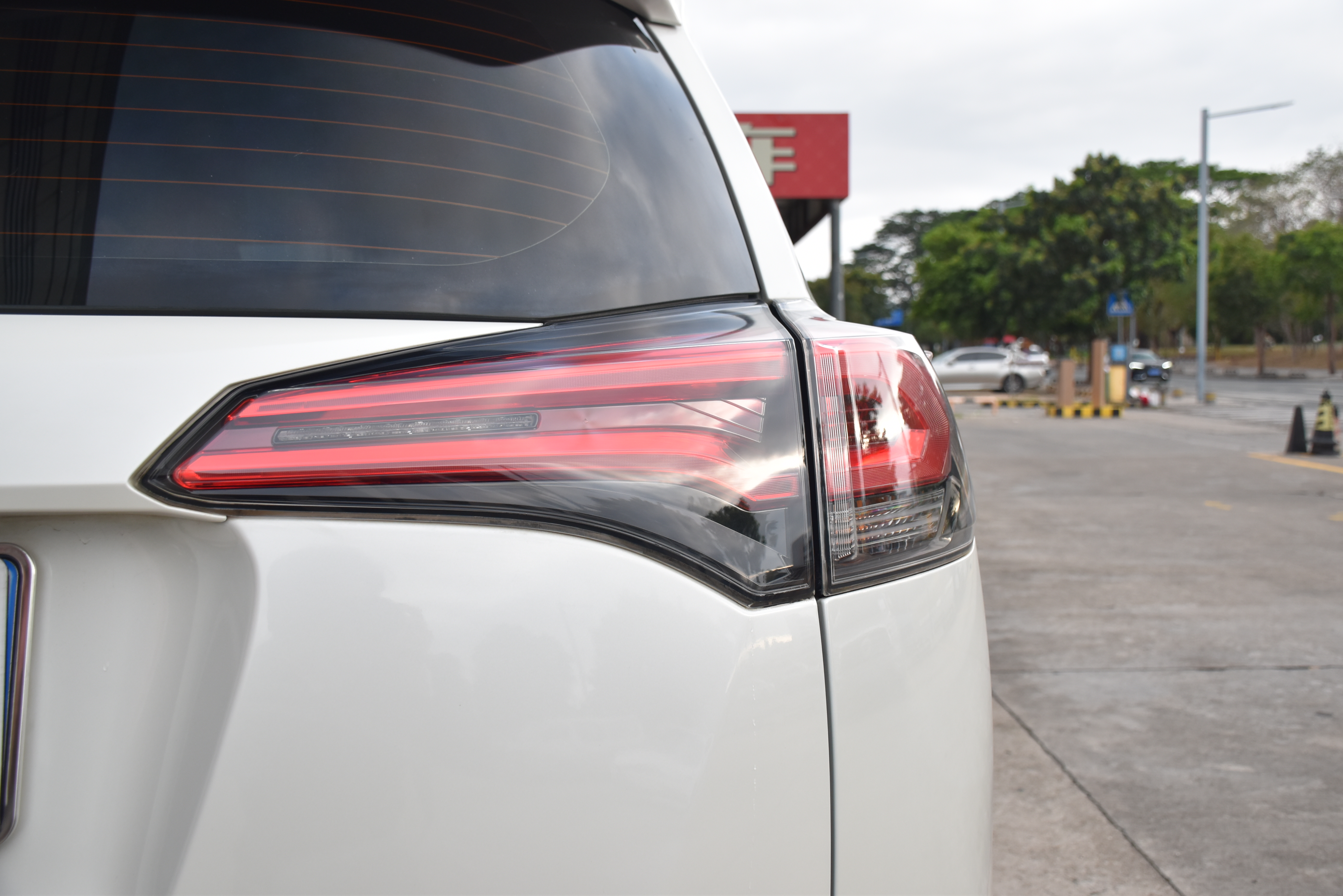 Toyota RAV4 2019 car image #17