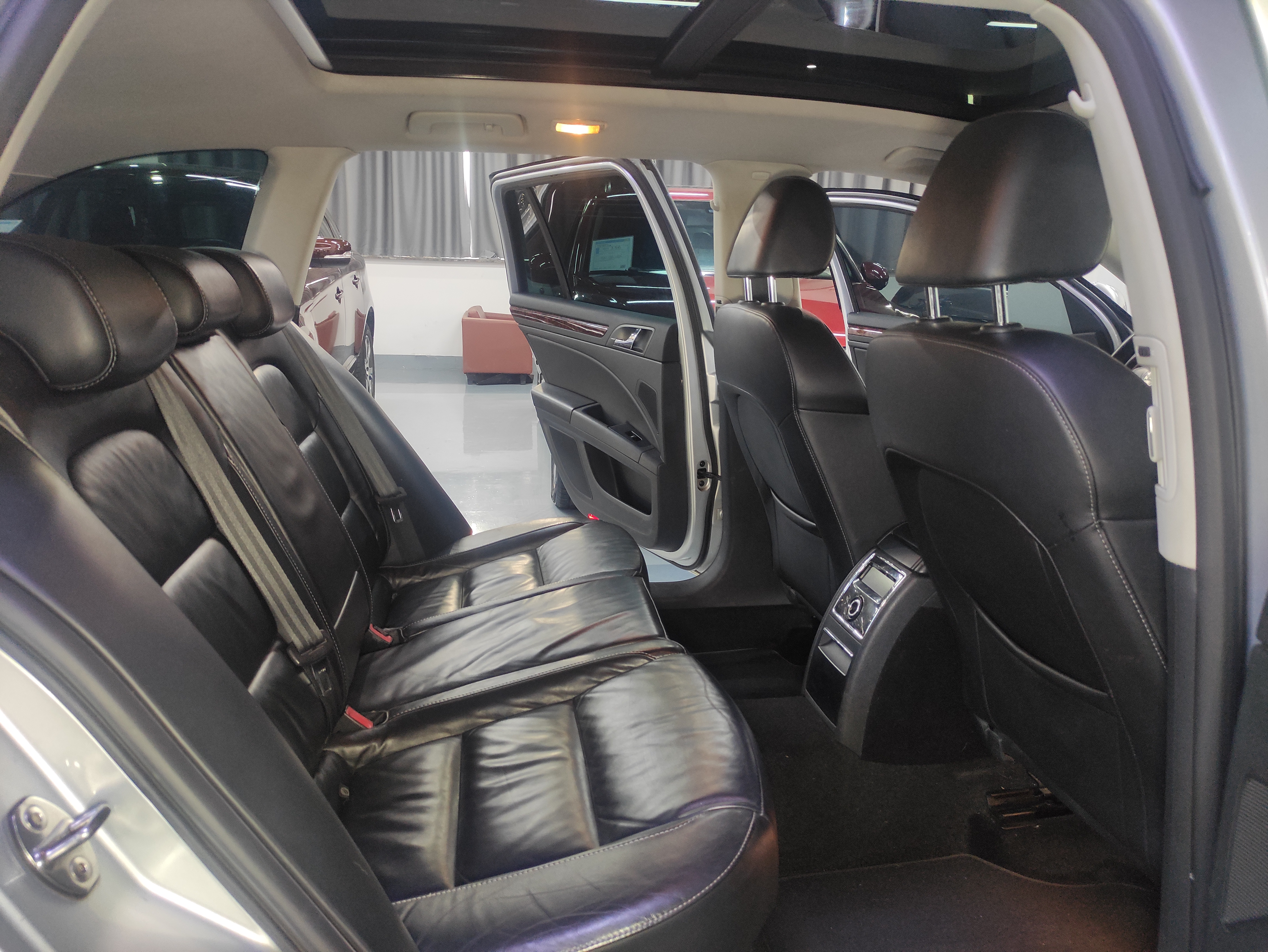 Skoda Superb Combi 2014 car image #17