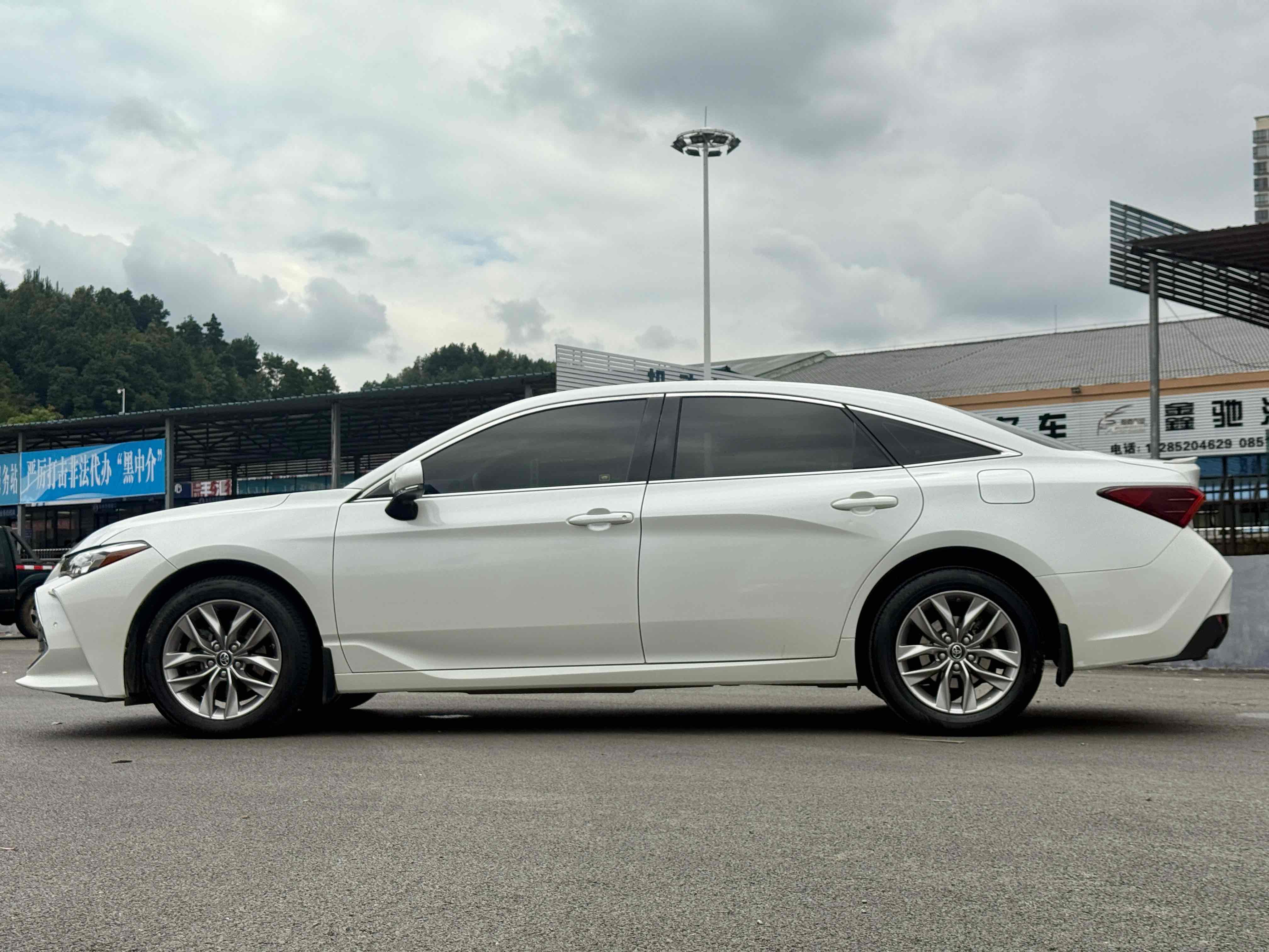 Toyota Avalon 2020 car image #17