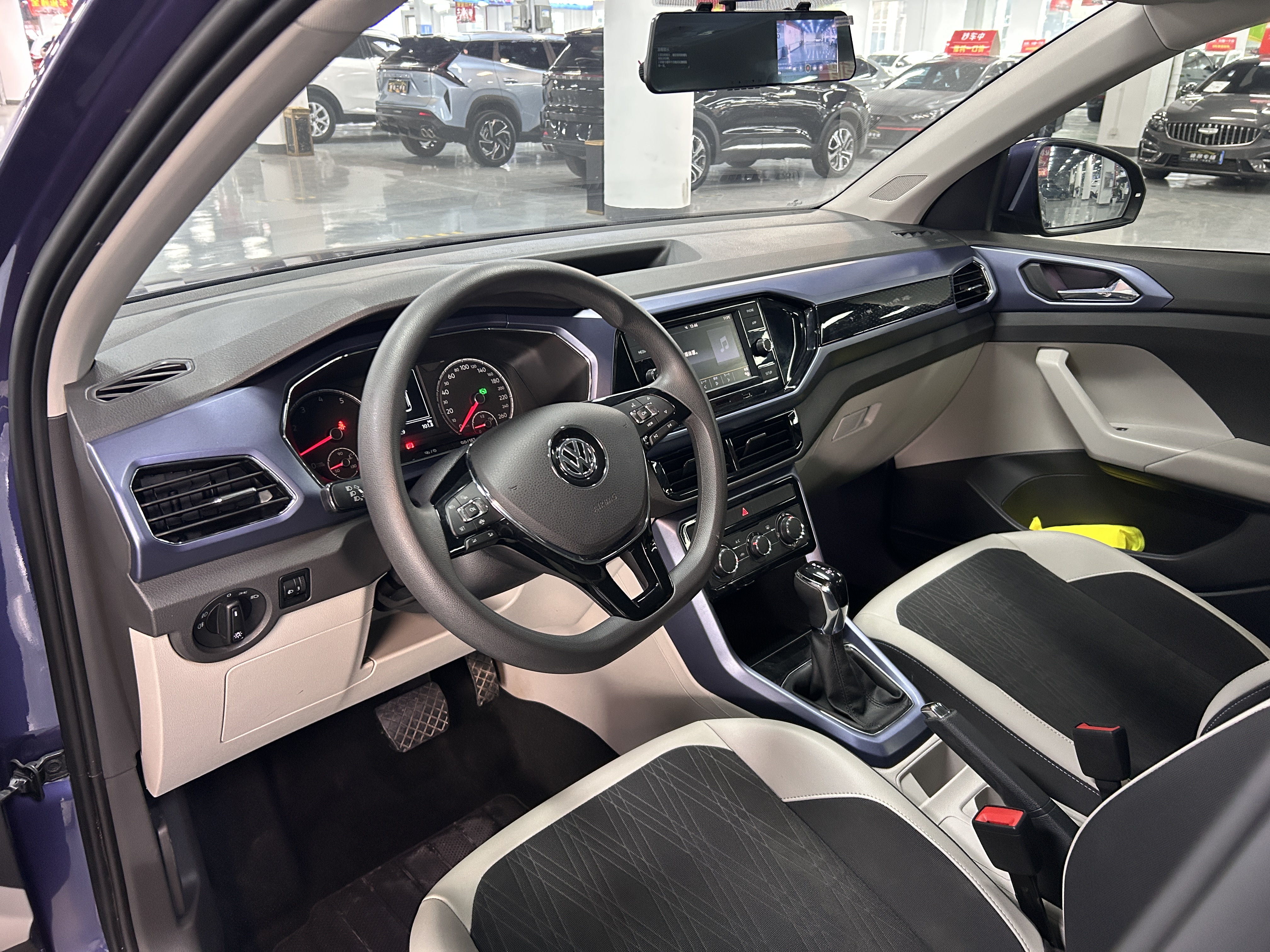 Volkswagen T-Cross 2020 #17 Volkswagen T-Cross 2020 car image #17