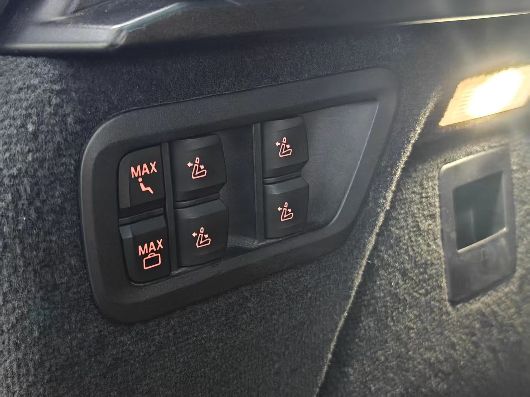 BMW X7 M60i 2019 car image #17