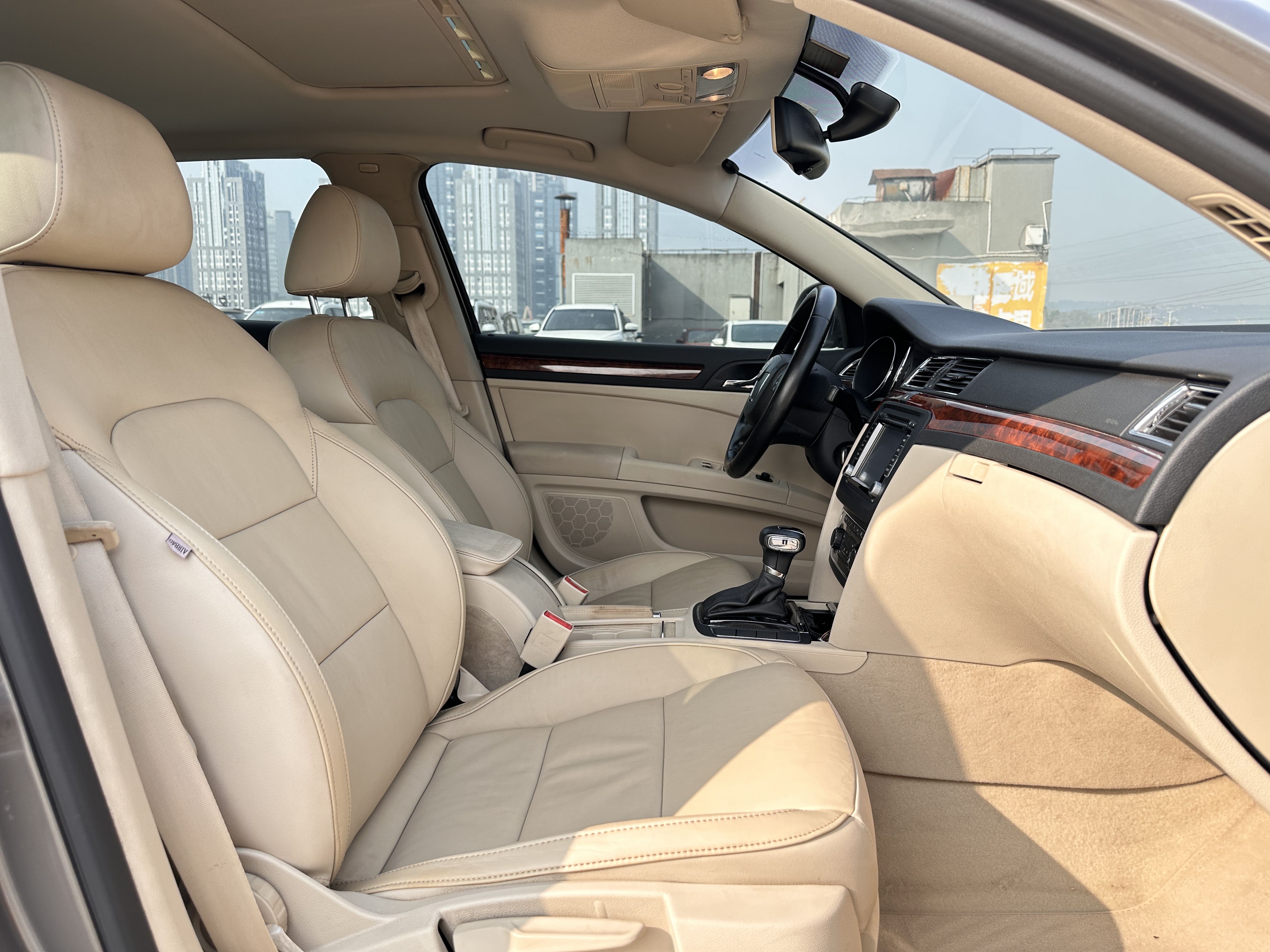 Skoda Superb 2011 car image #17