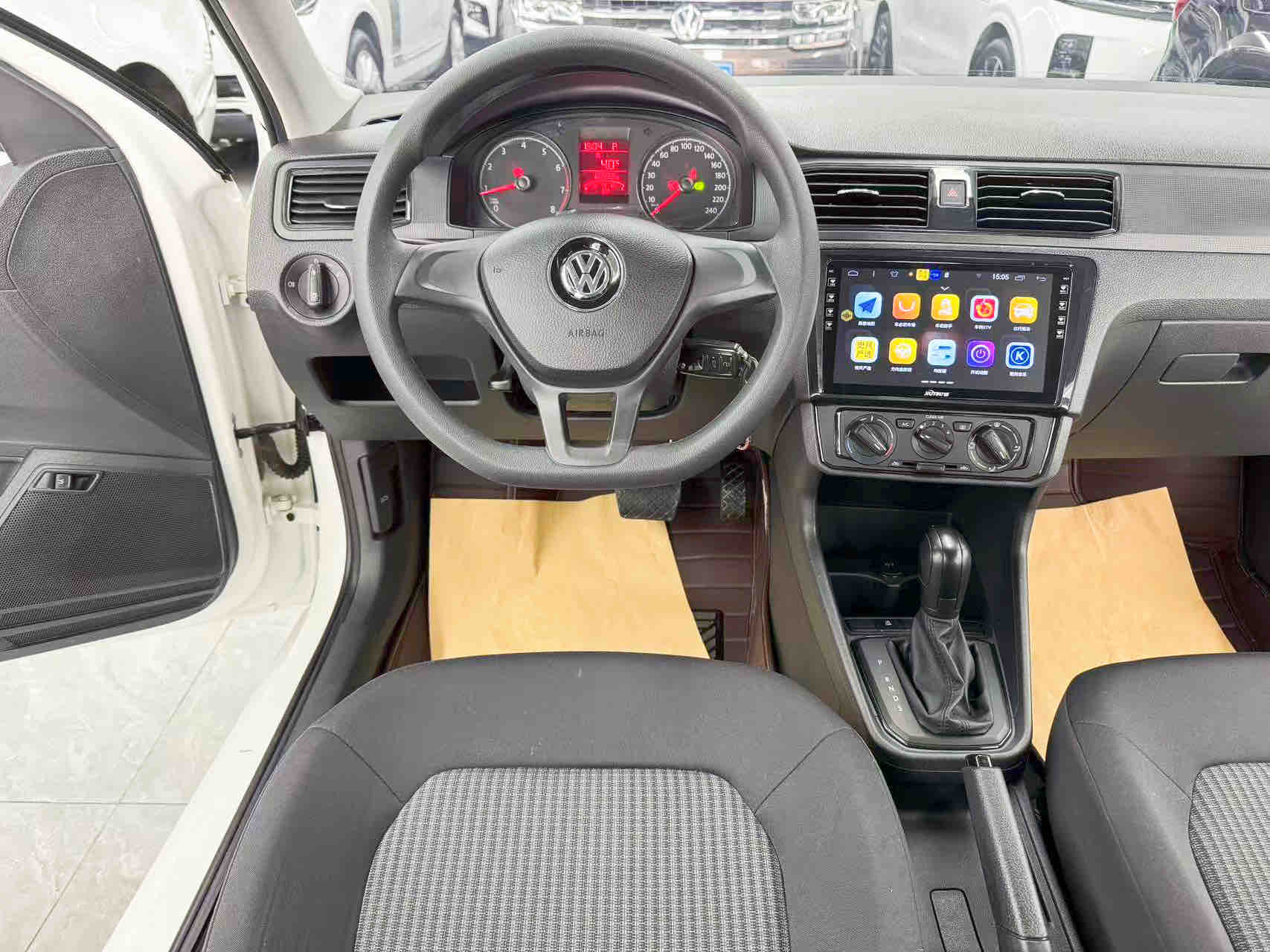 Santana 2019 car image #17