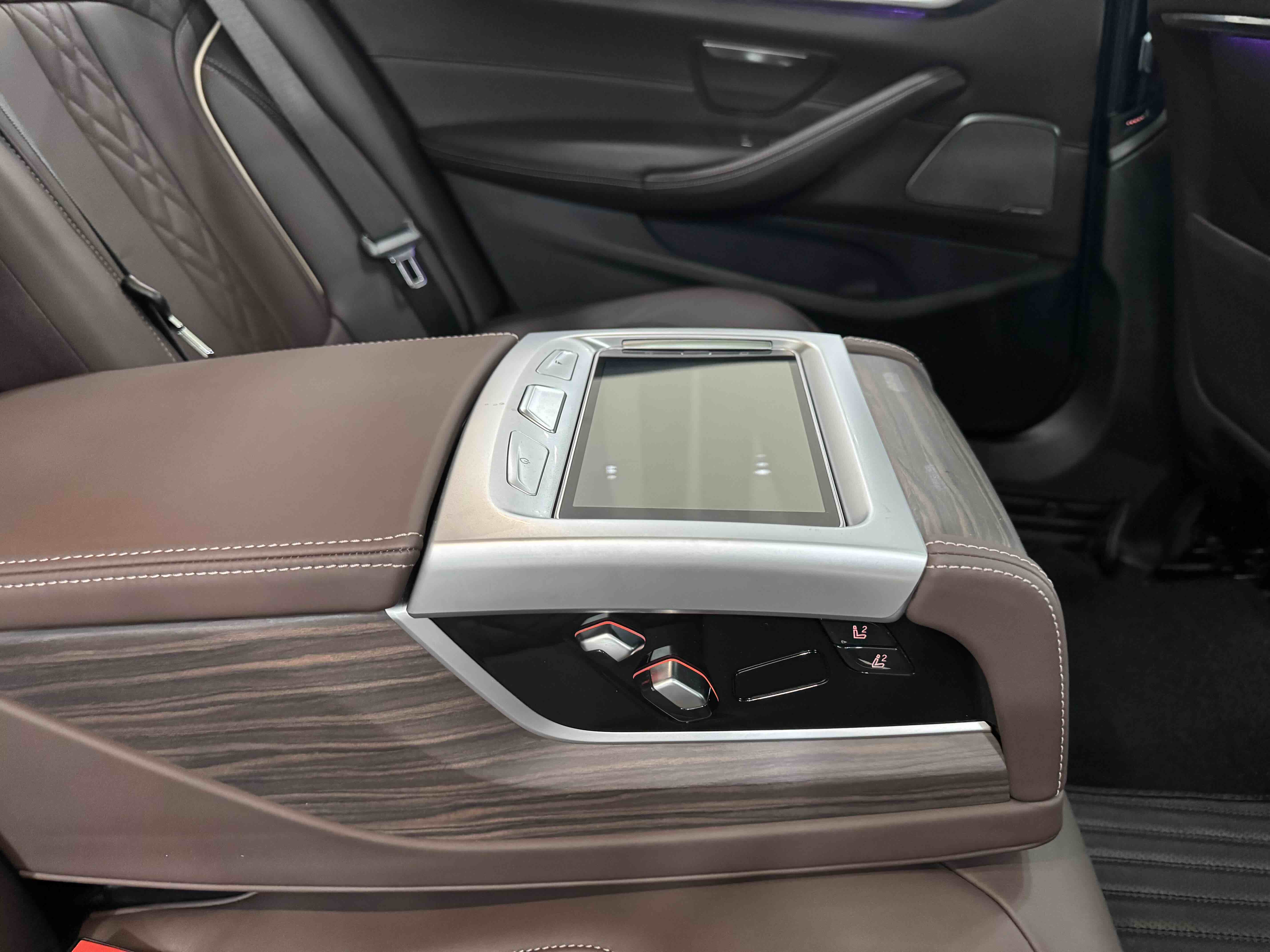 BMW 5 Series 2019 car image #17