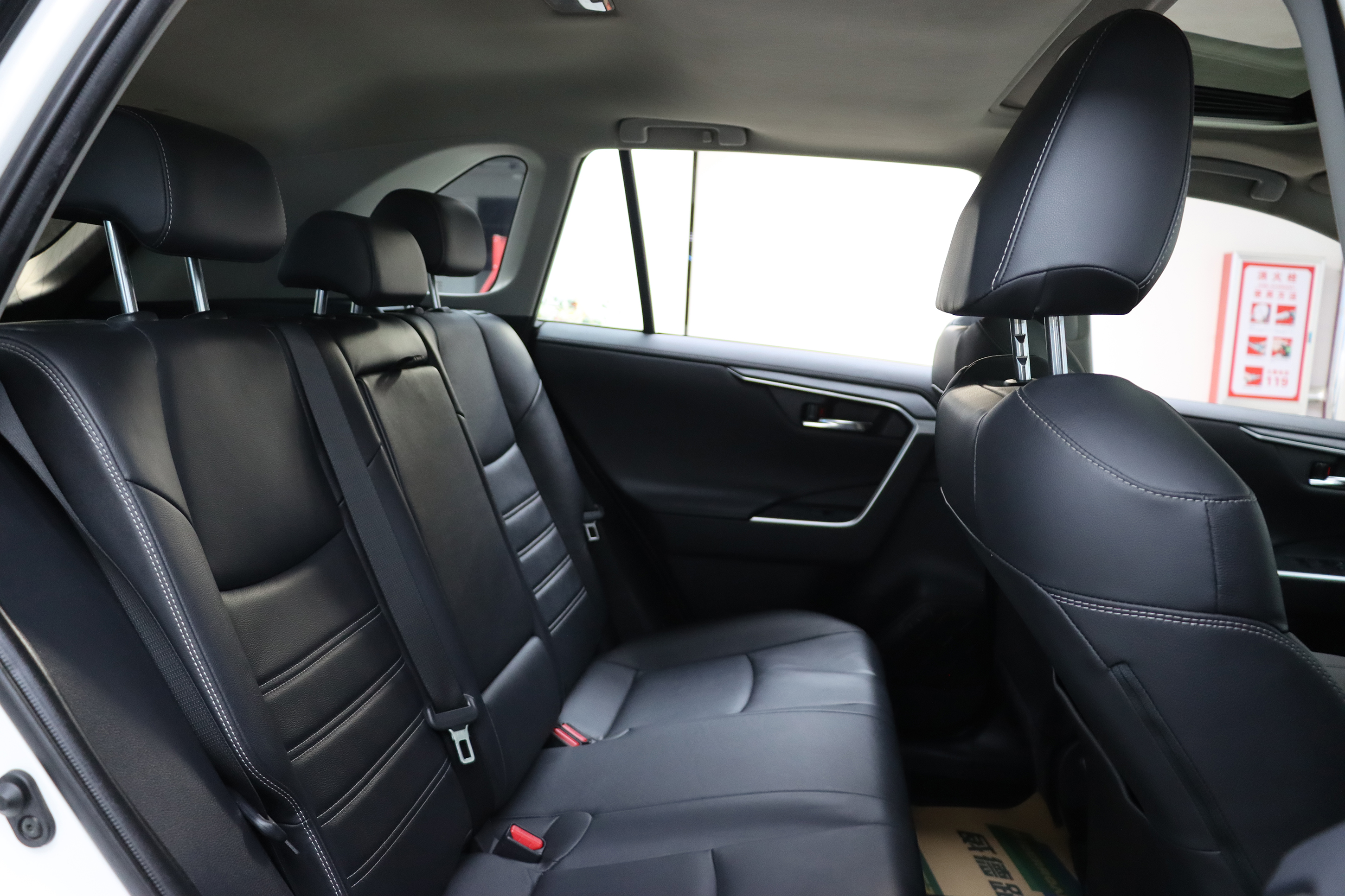 Toyota RAV4 2020 car image #17