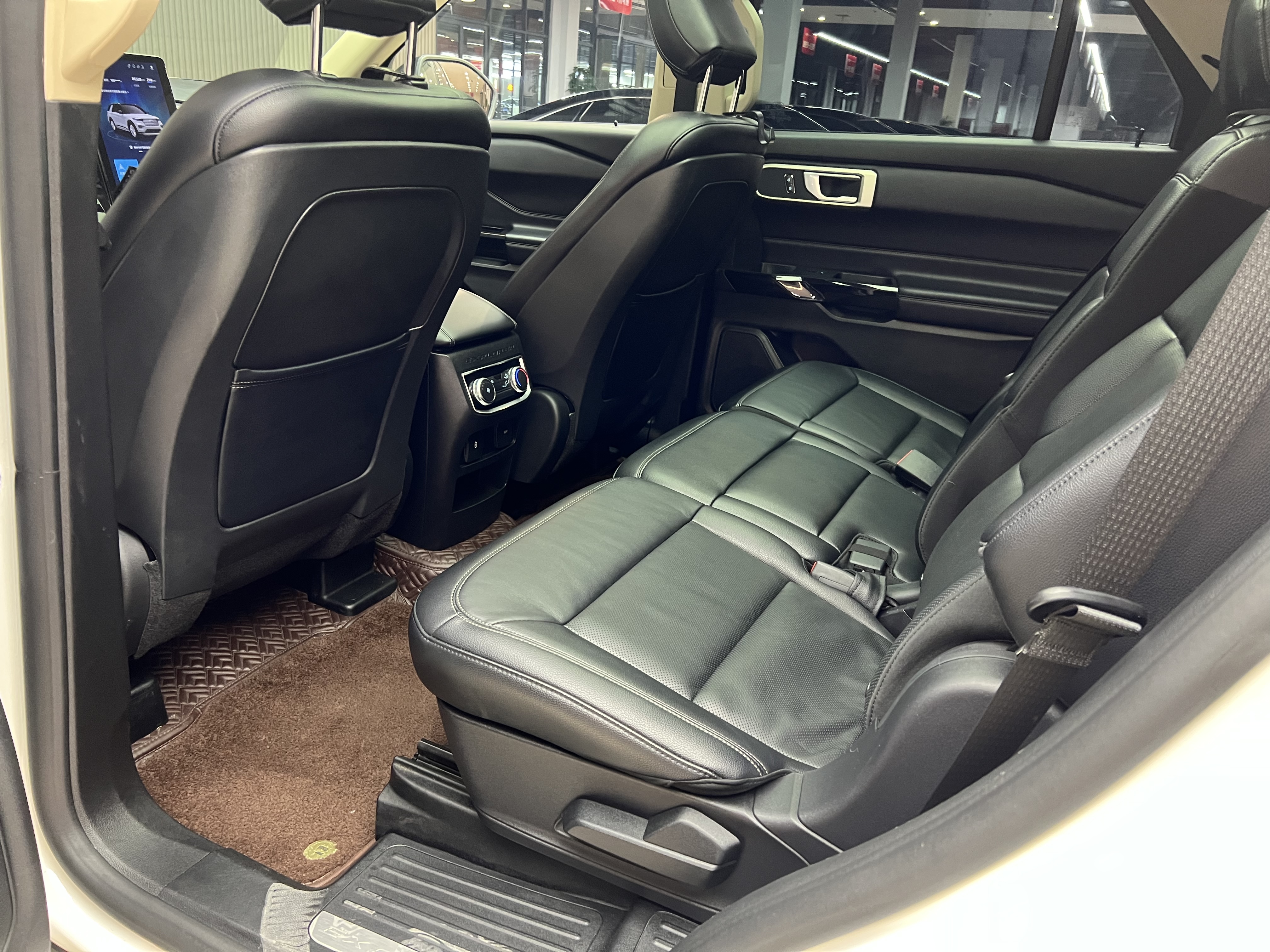 Ford Explorer 2021 car image #17