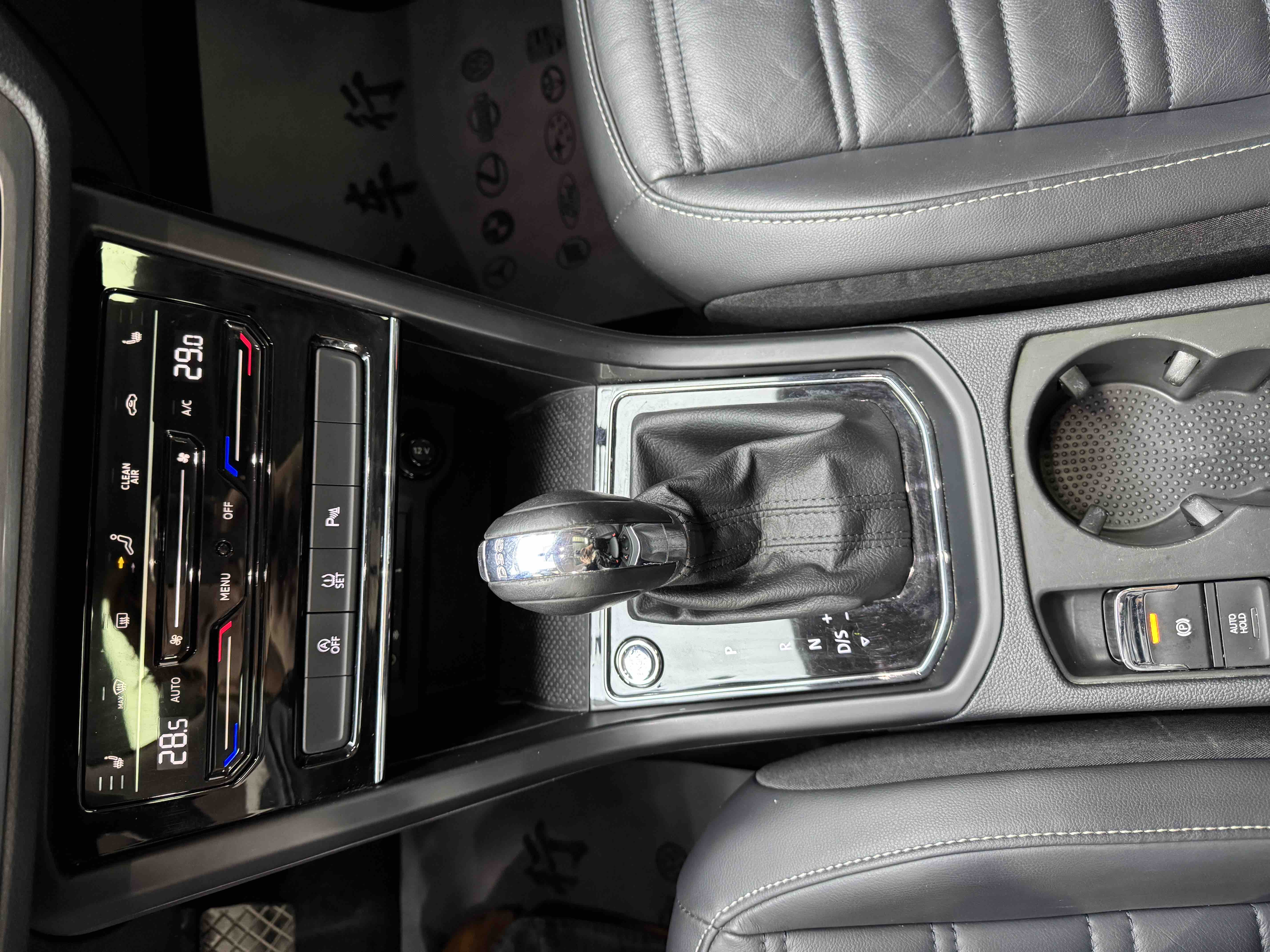 Volkswagen Touran 2021 car image #17