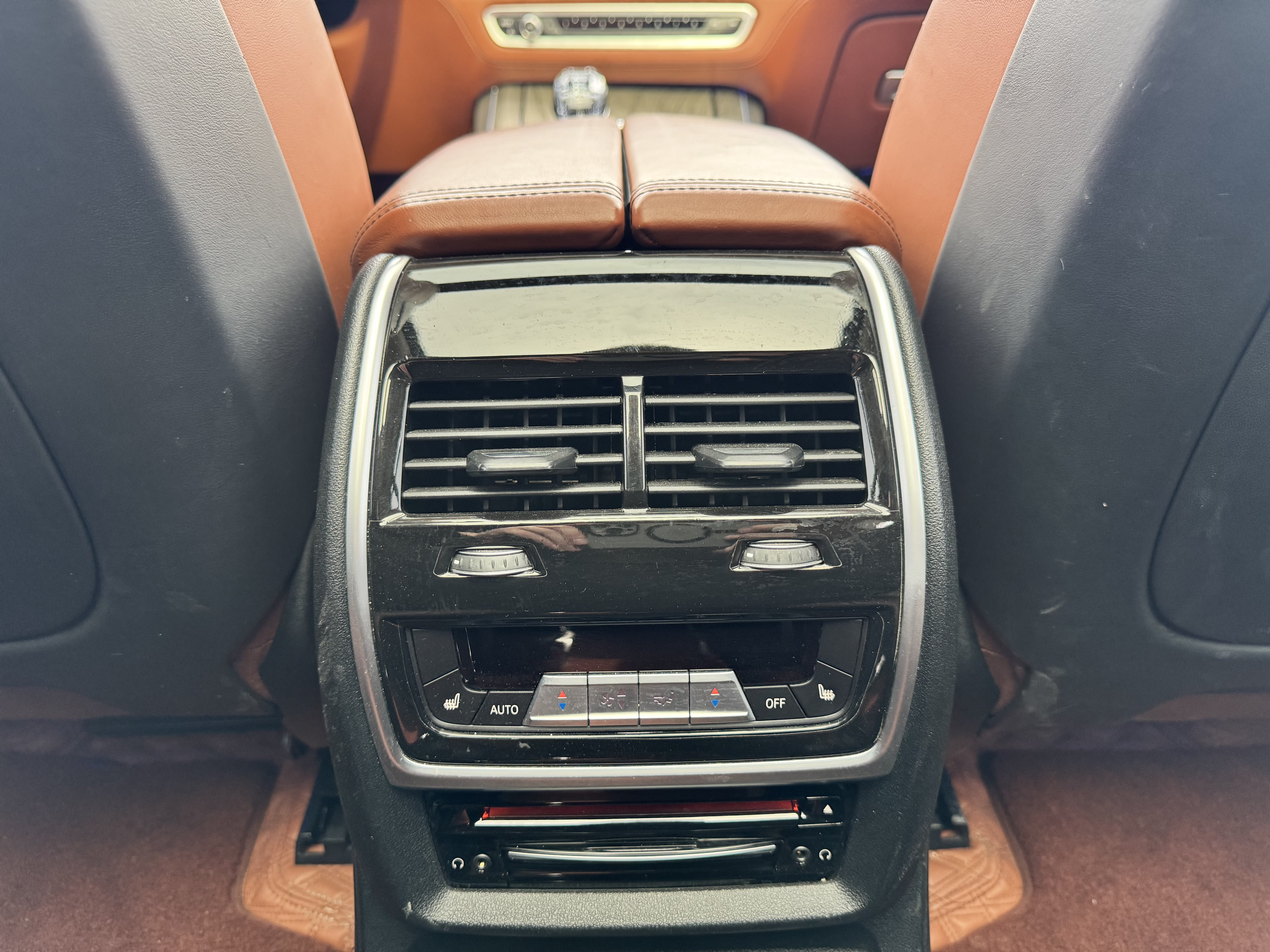 BMW X7 M60i 2021 car image #17