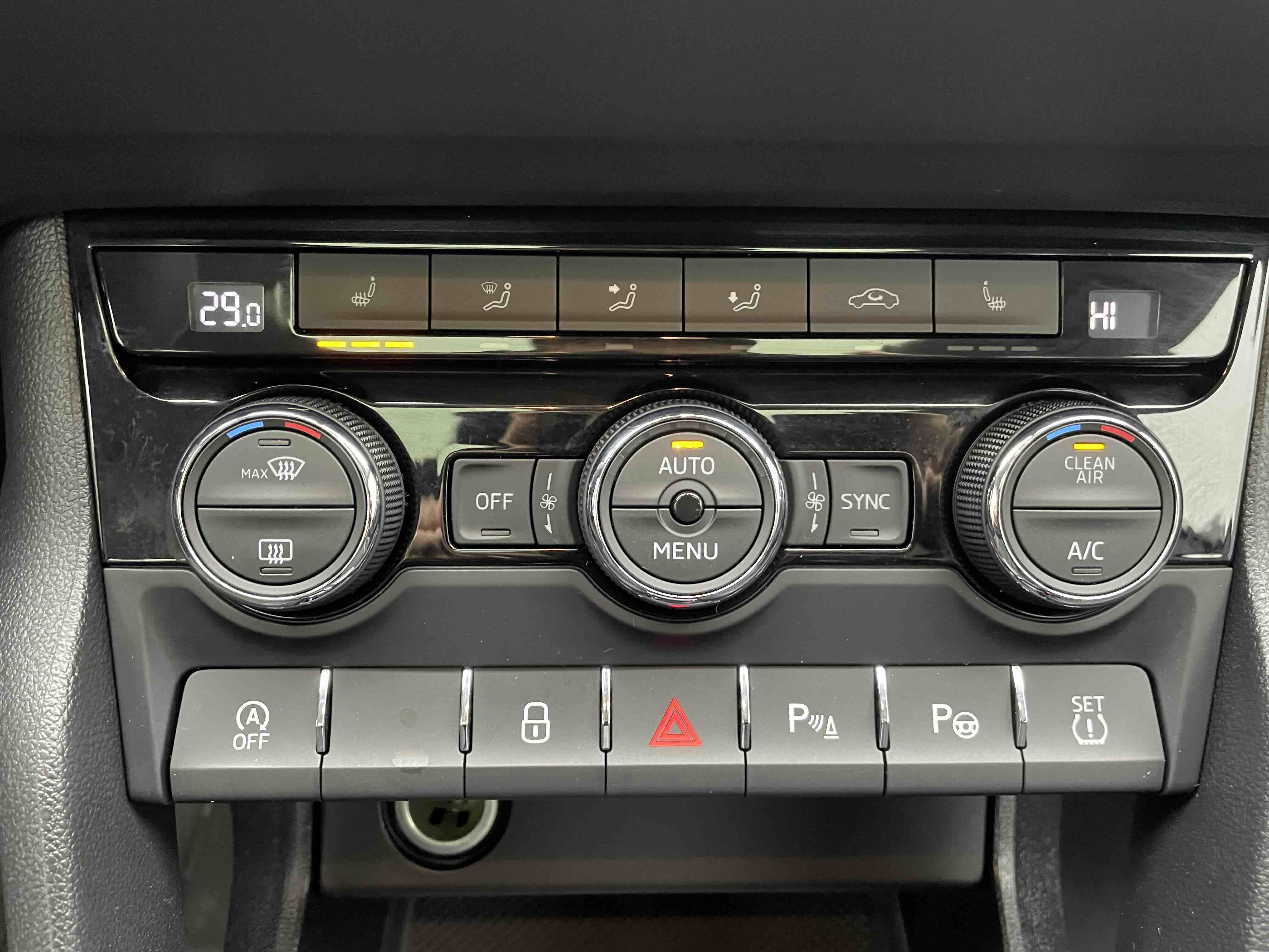 Skoda Karoq 2021 изображение автомобиля #17