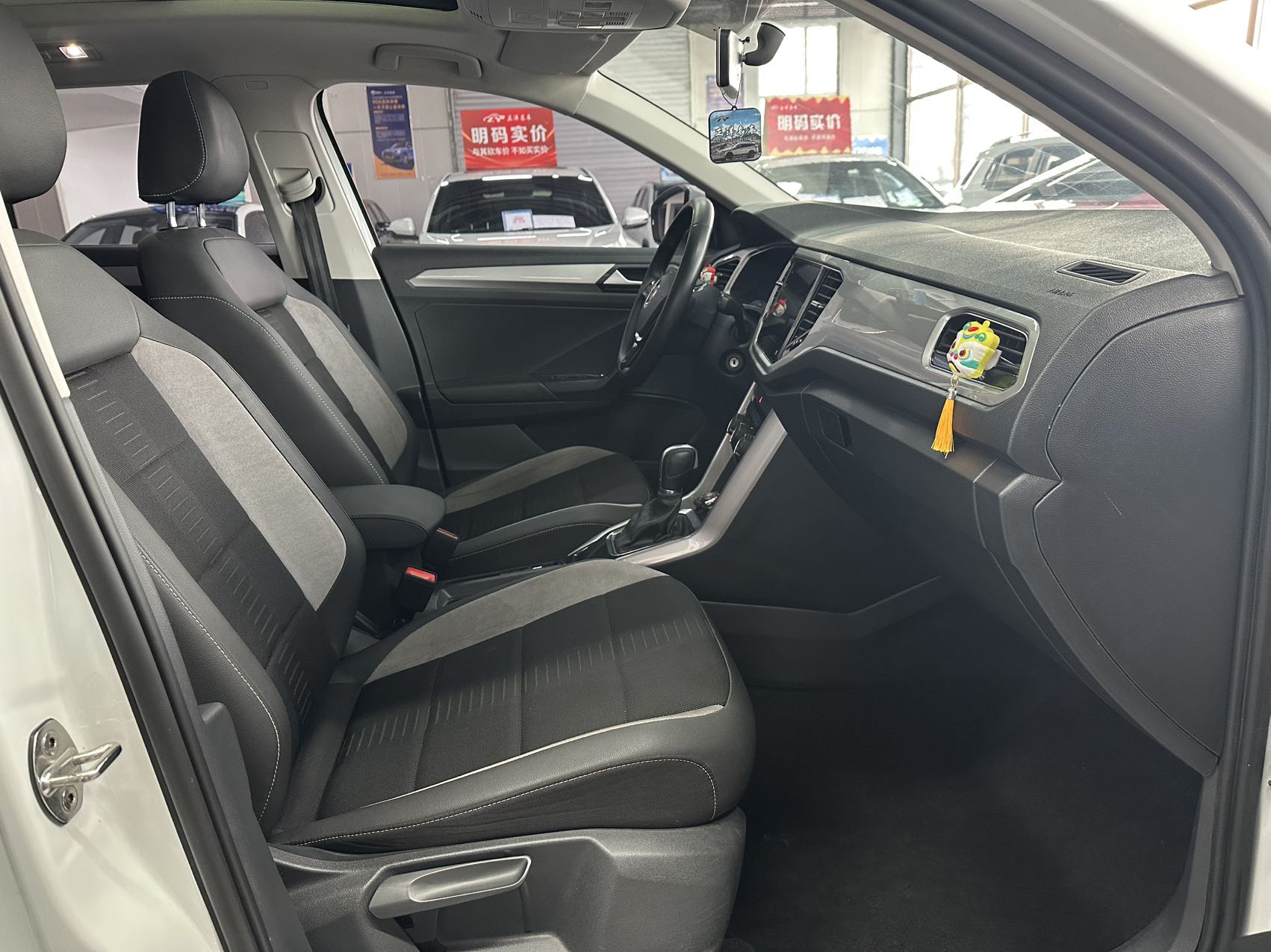 Volkswagen T-Roc 2022 car image #17