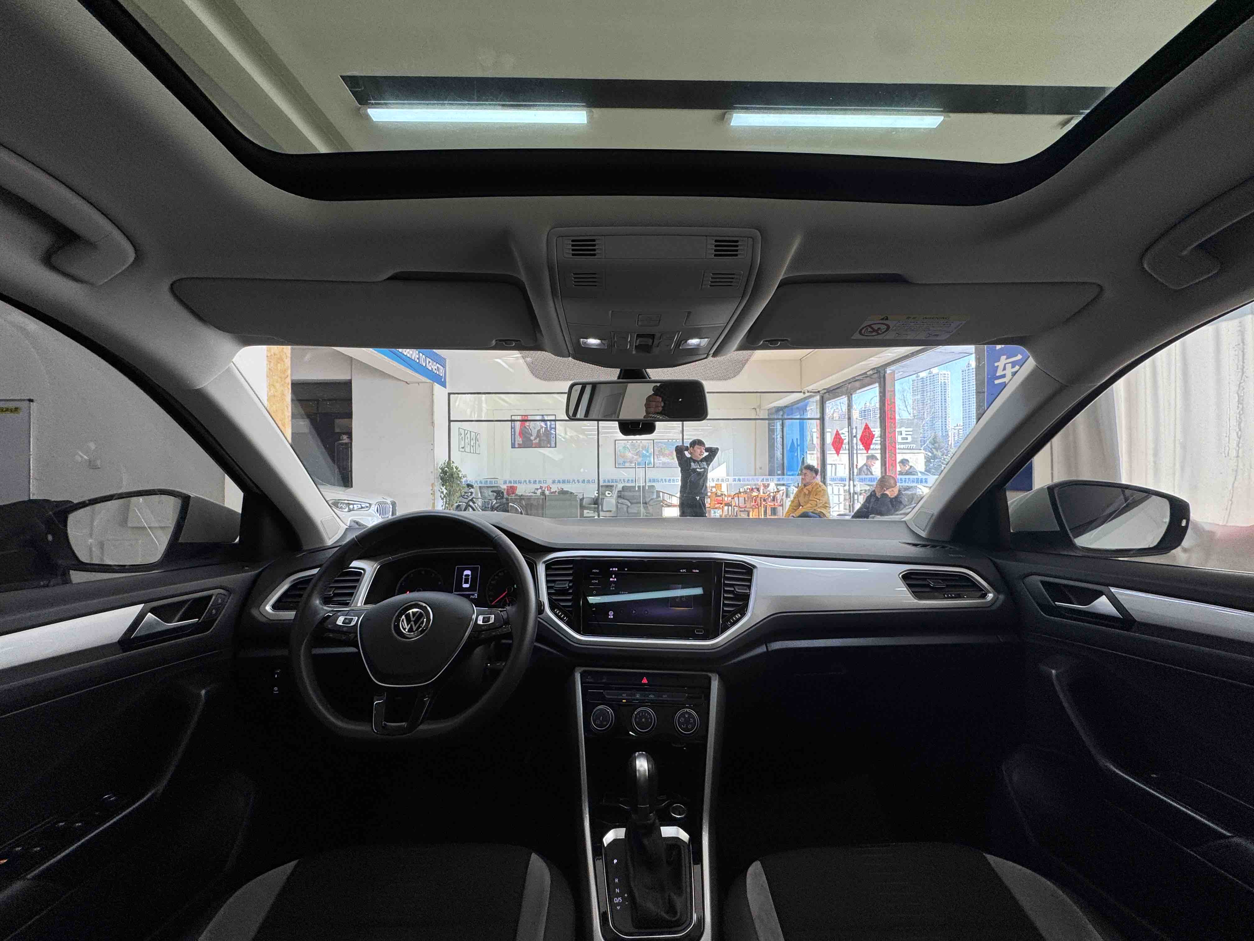Volkswagen T-Roc 2021 car image #17