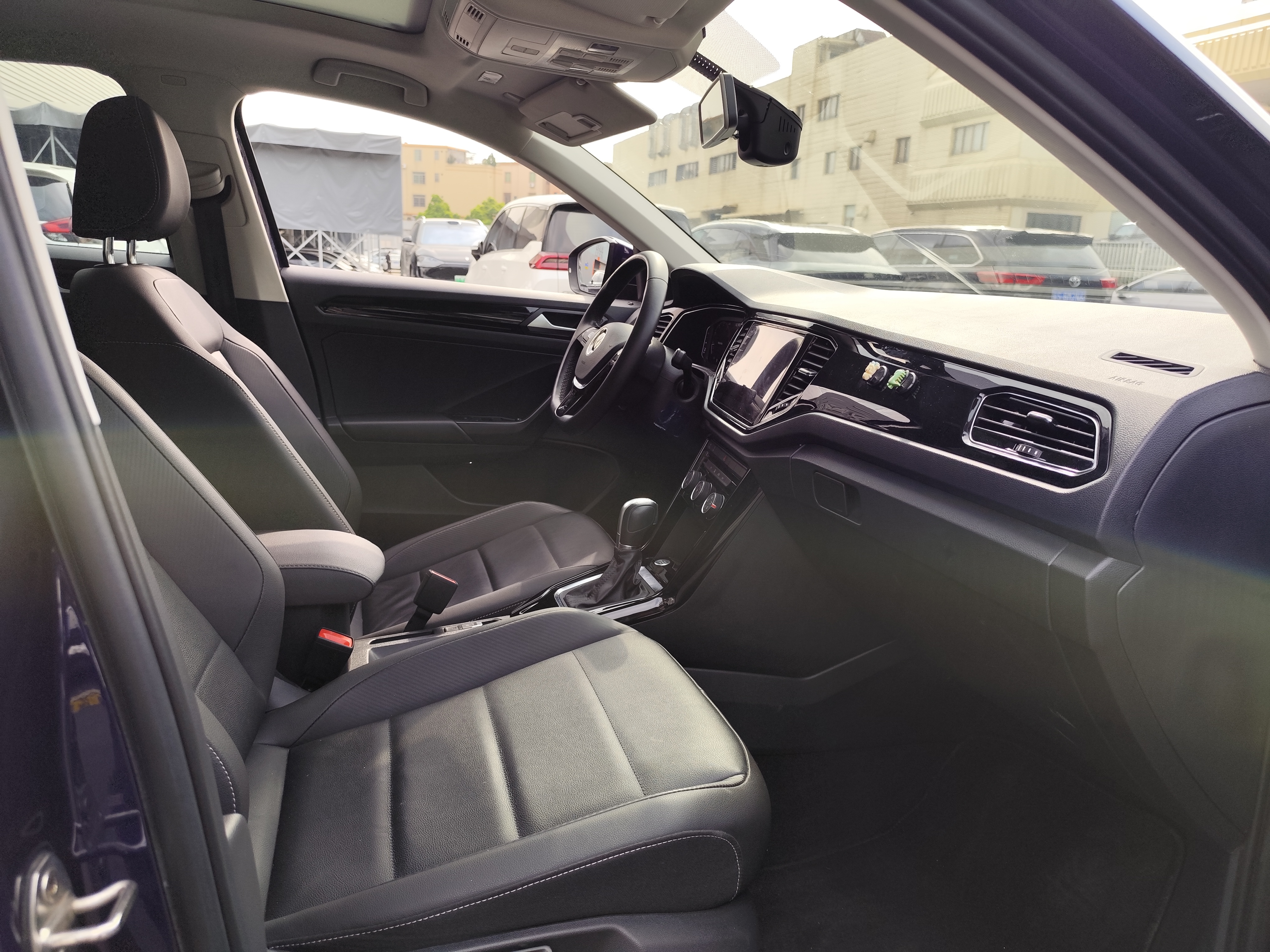Volkswagen T-Roc 2021 car image #17