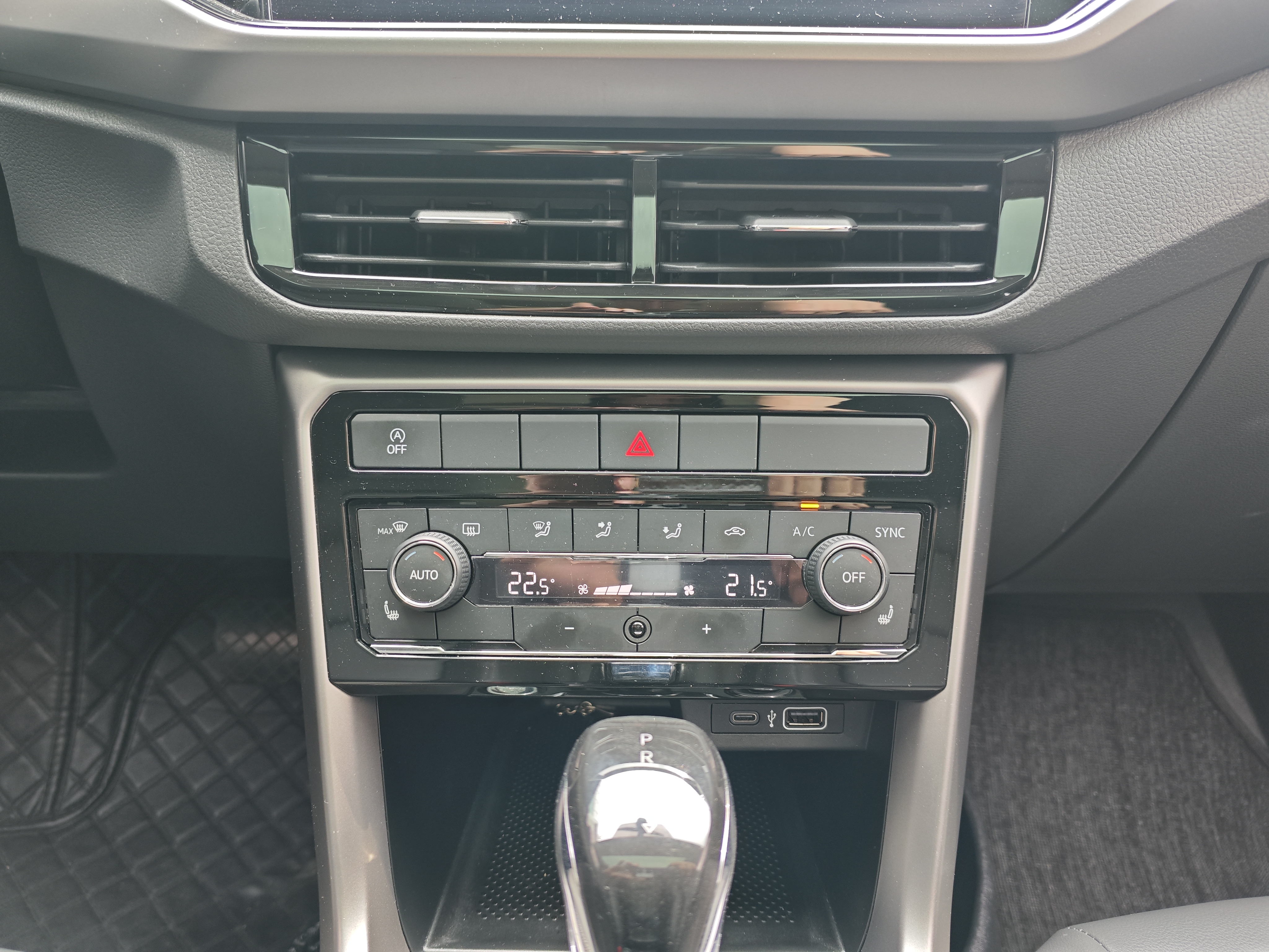 Volkswagen T-Cross 2023 #17 Volkswagen T-Cross 2023 car image #17
