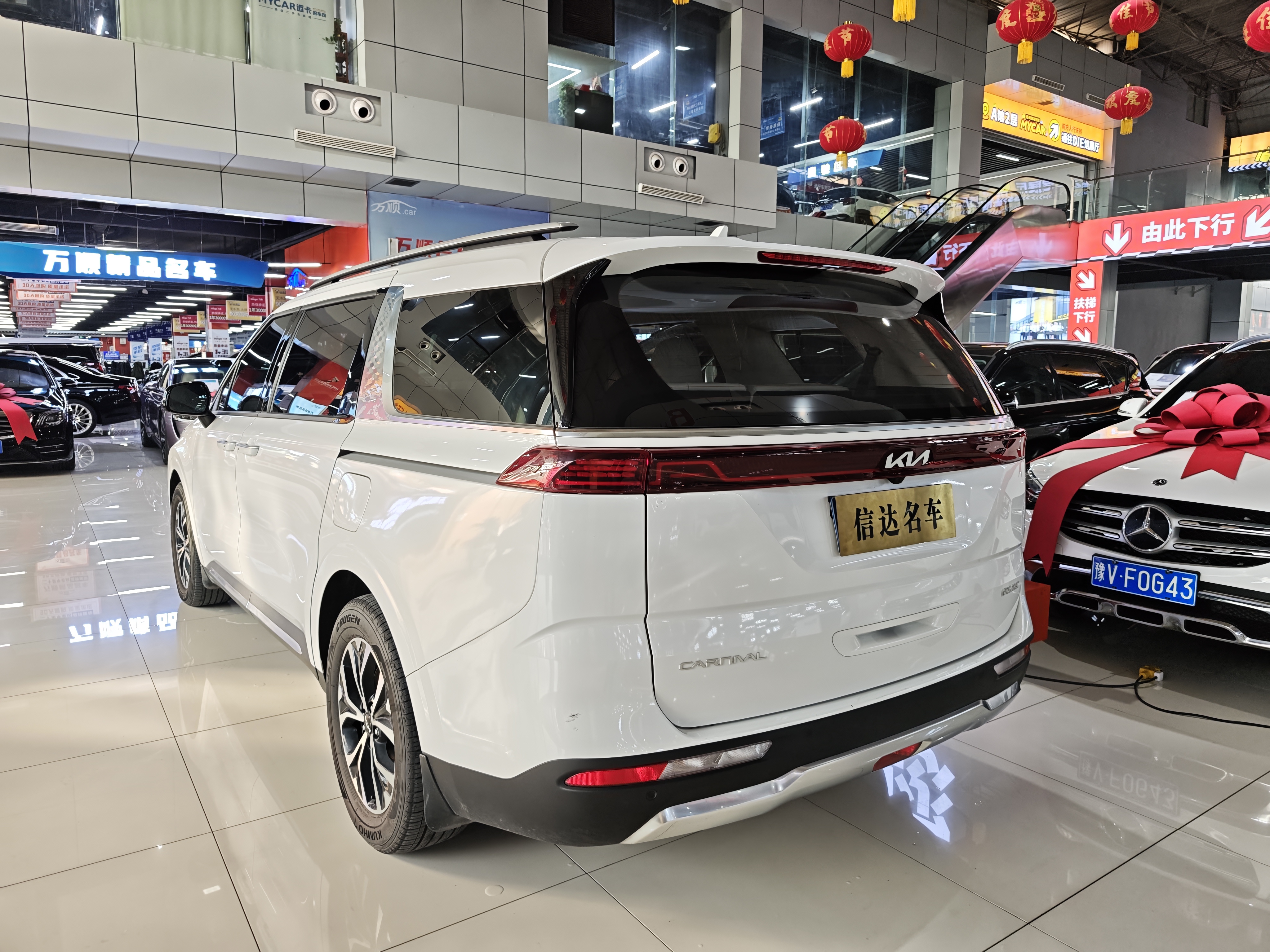 Kia Carnival 2023 car image #17