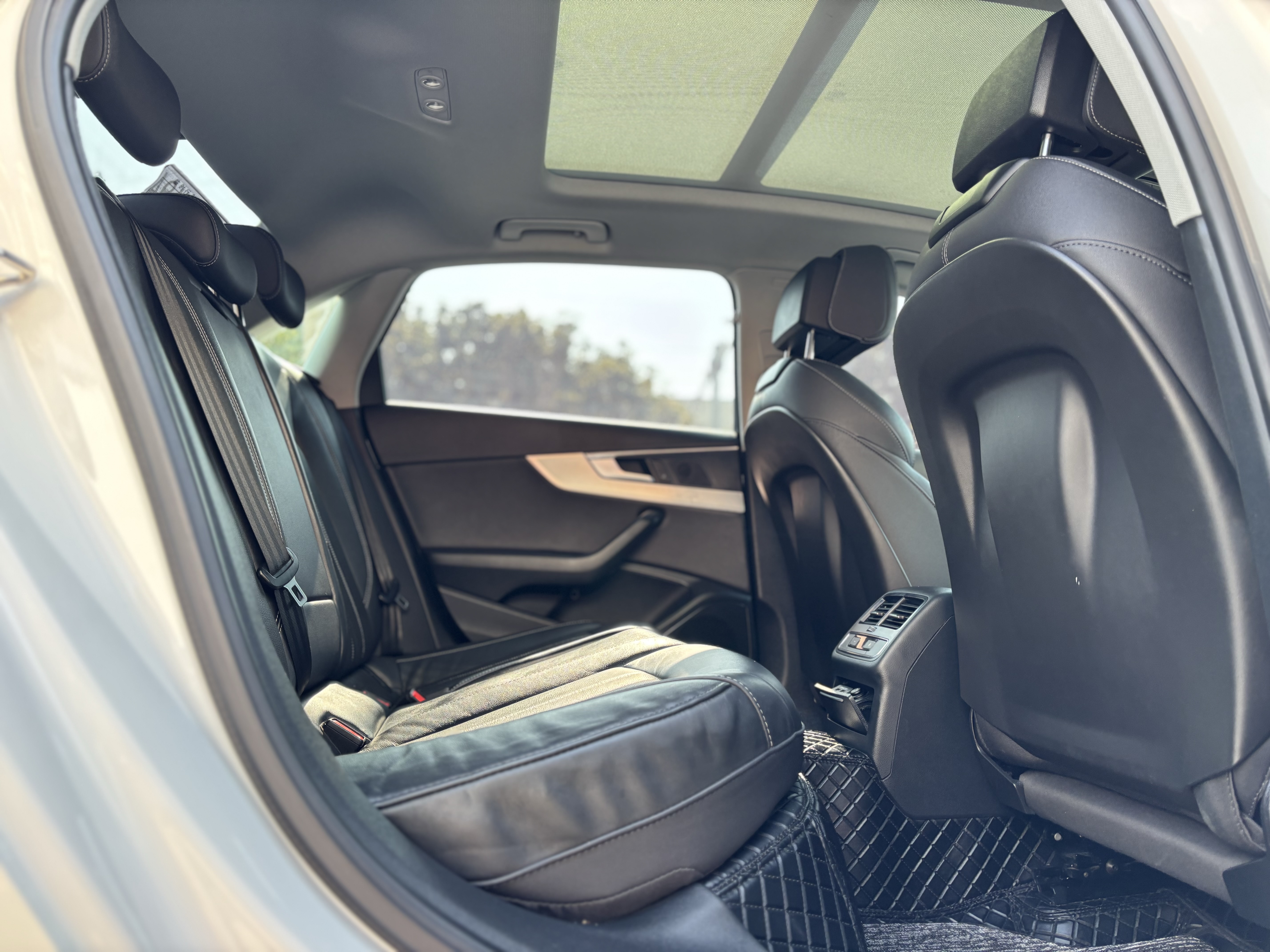 Audi A4L 2022 car image #17