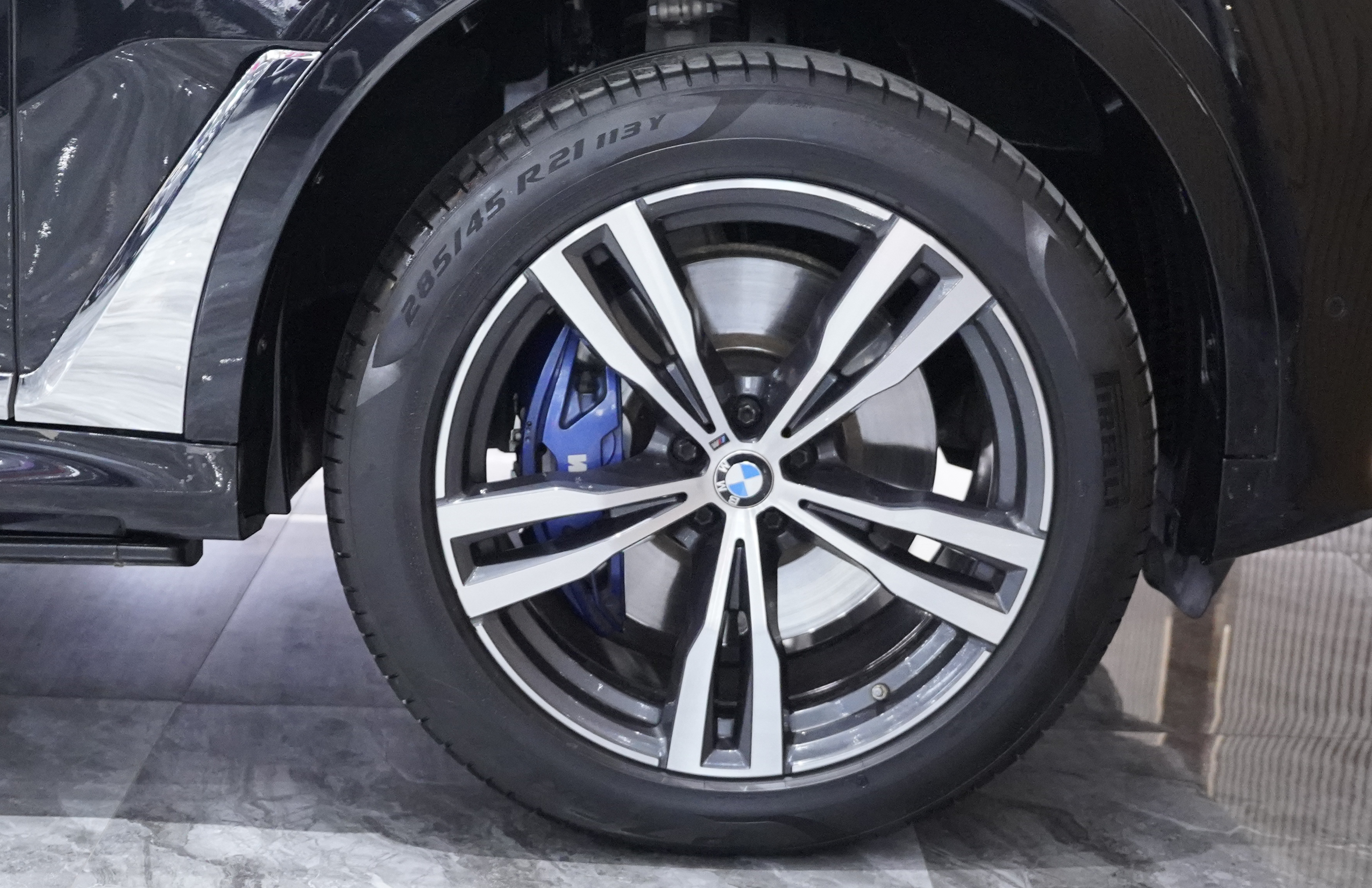 BMW X7 M60i 2022 car image #17