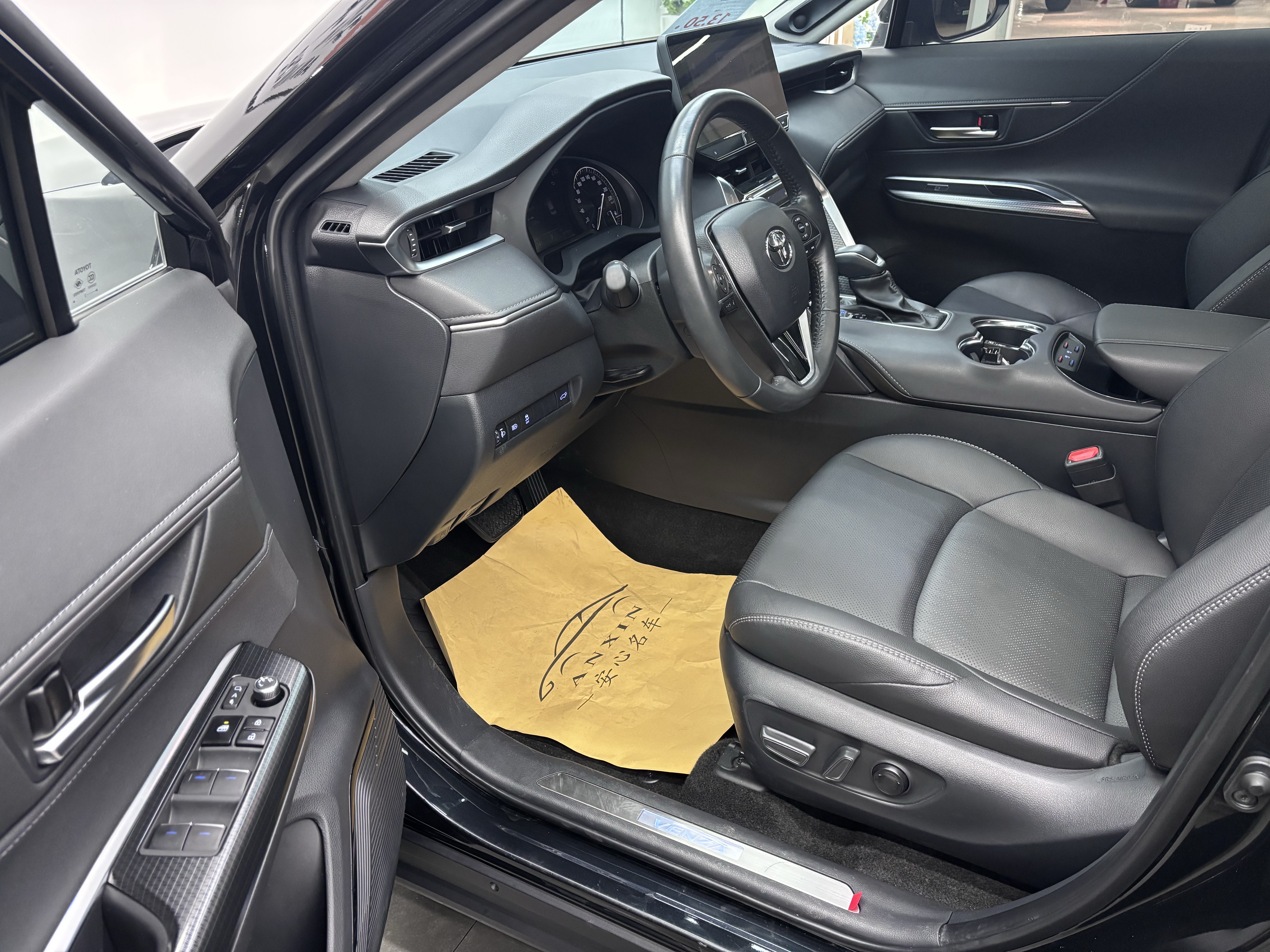 Toyota Venza 2023 car image #17