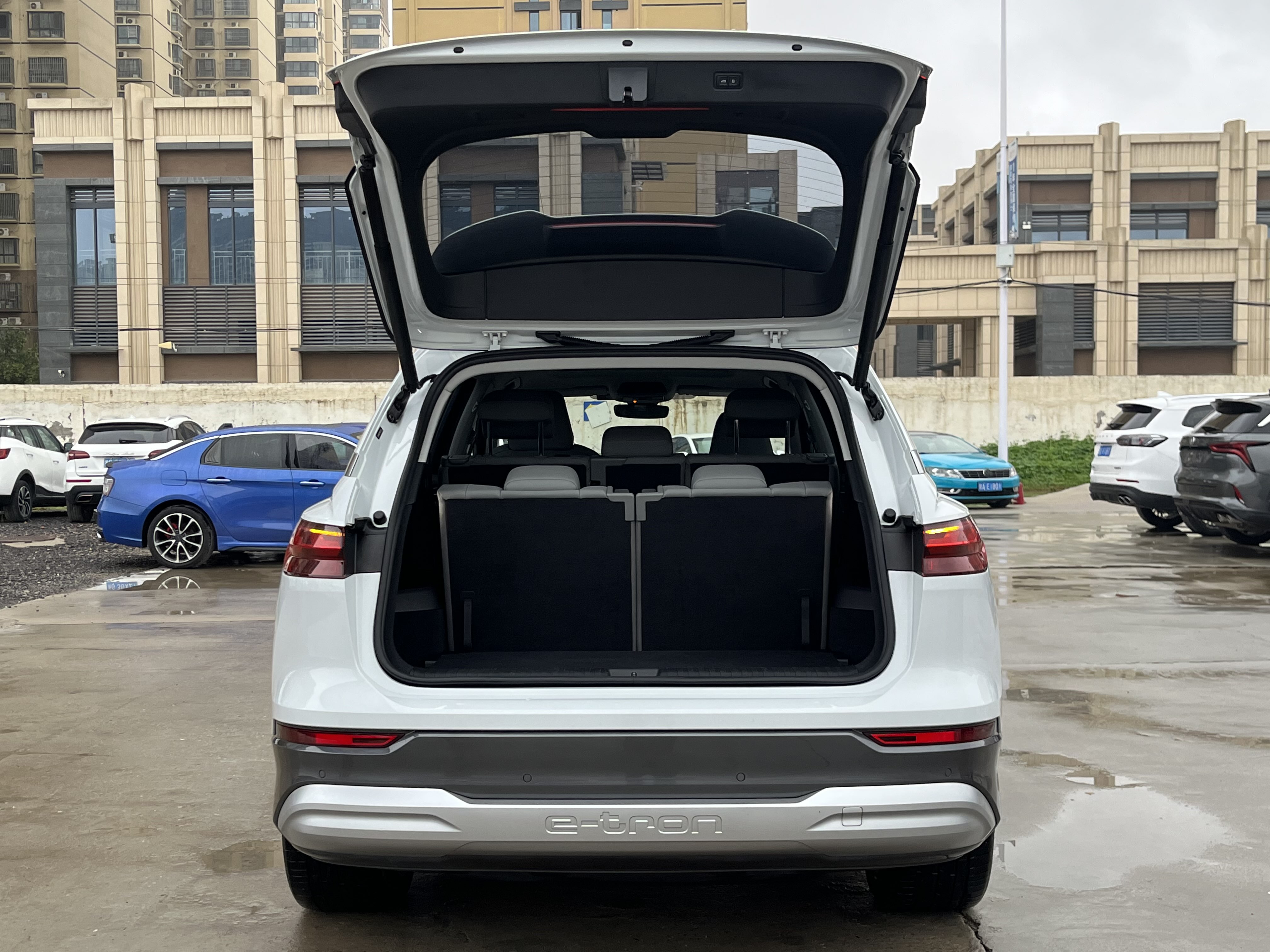 Audi Q5 e-tron 2023 immagine di auto #17