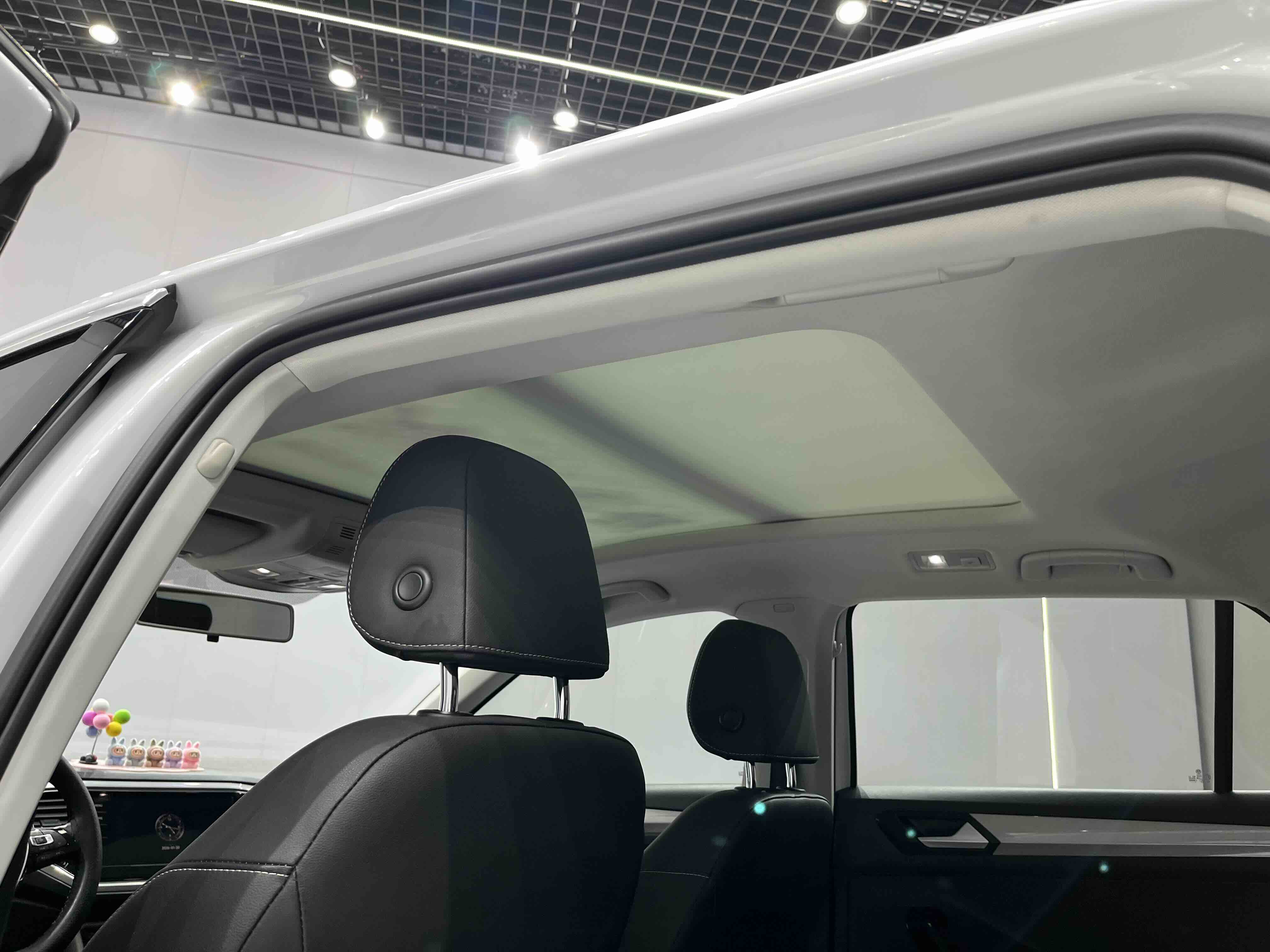 Volkswagen T-Roc 2022 car image #17