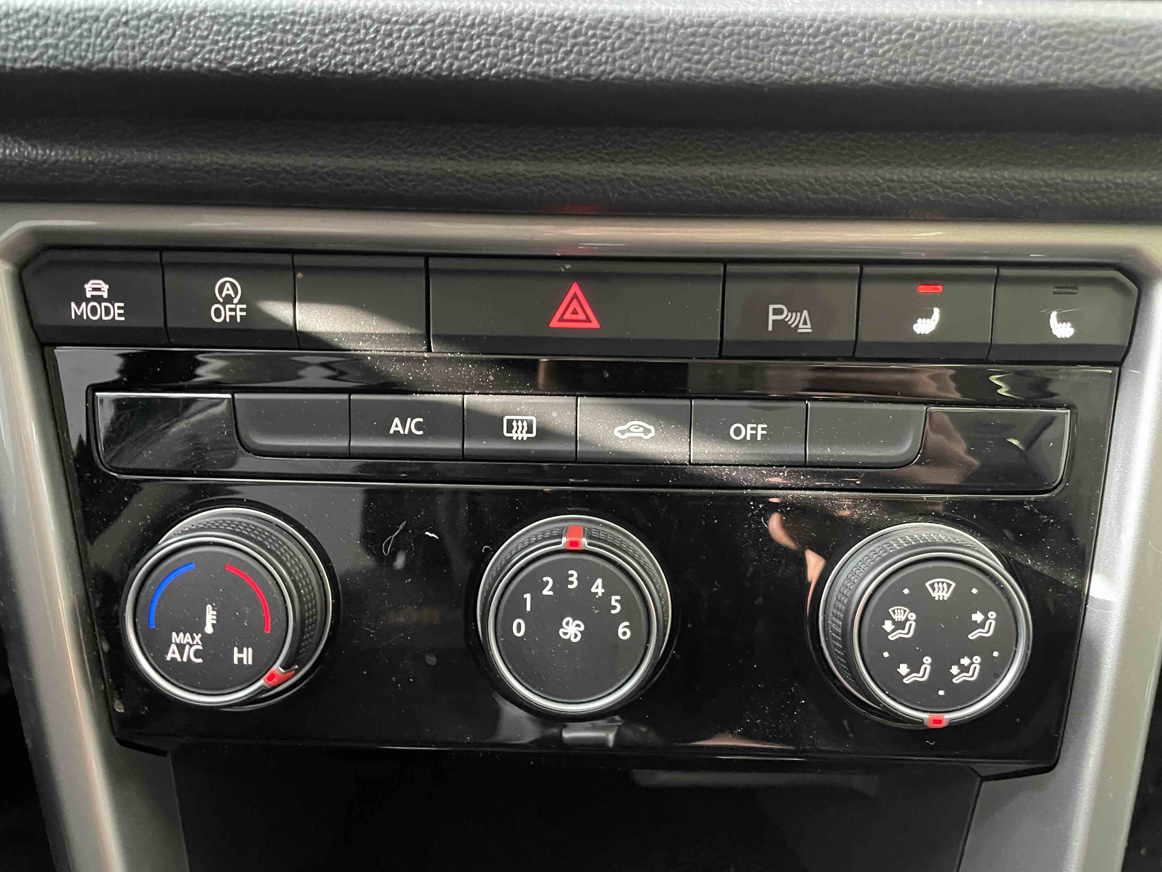Volkswagen T-Roc 2023 car image #17