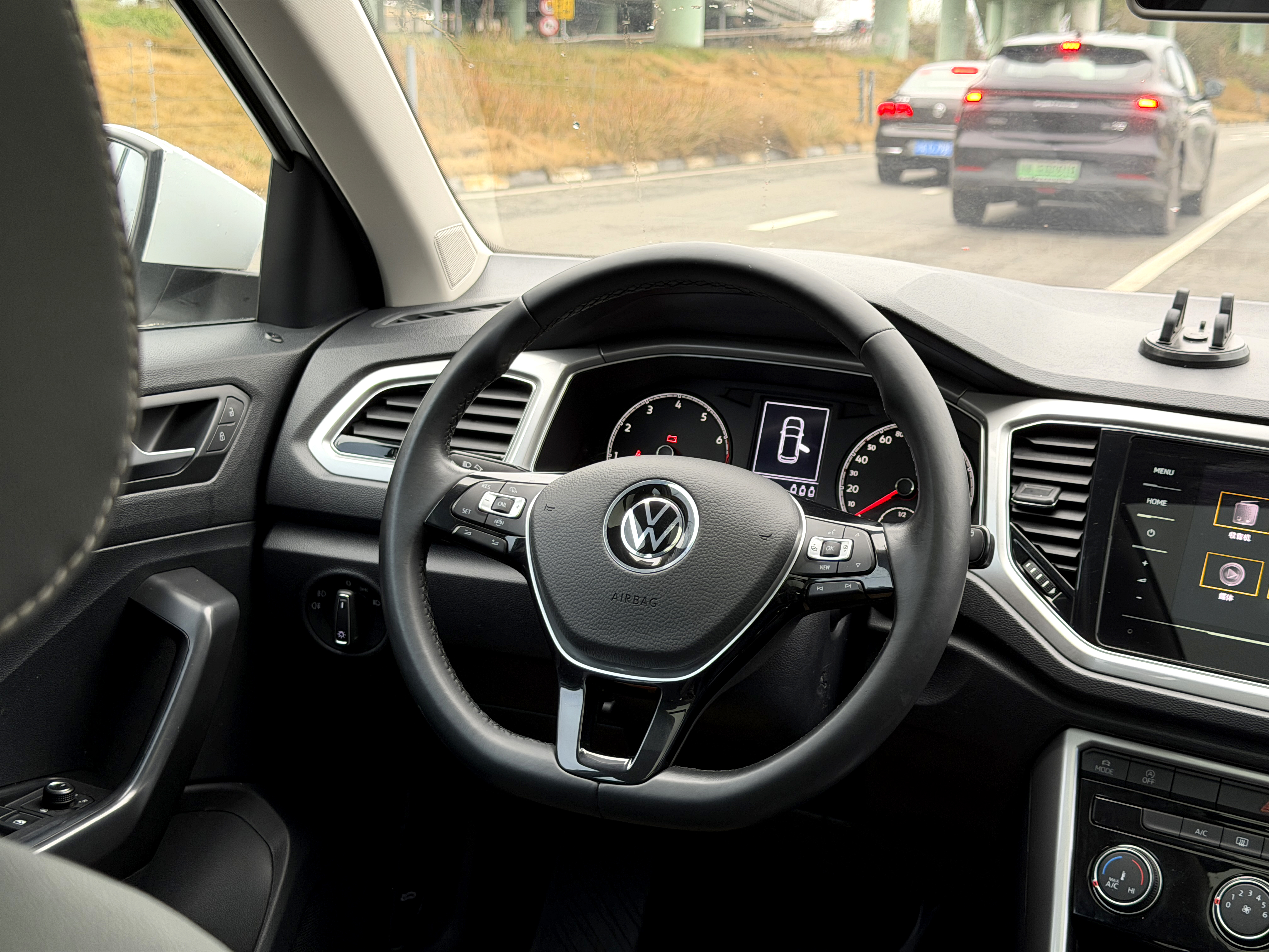 Volkswagen T-Roc 2023 car image #17