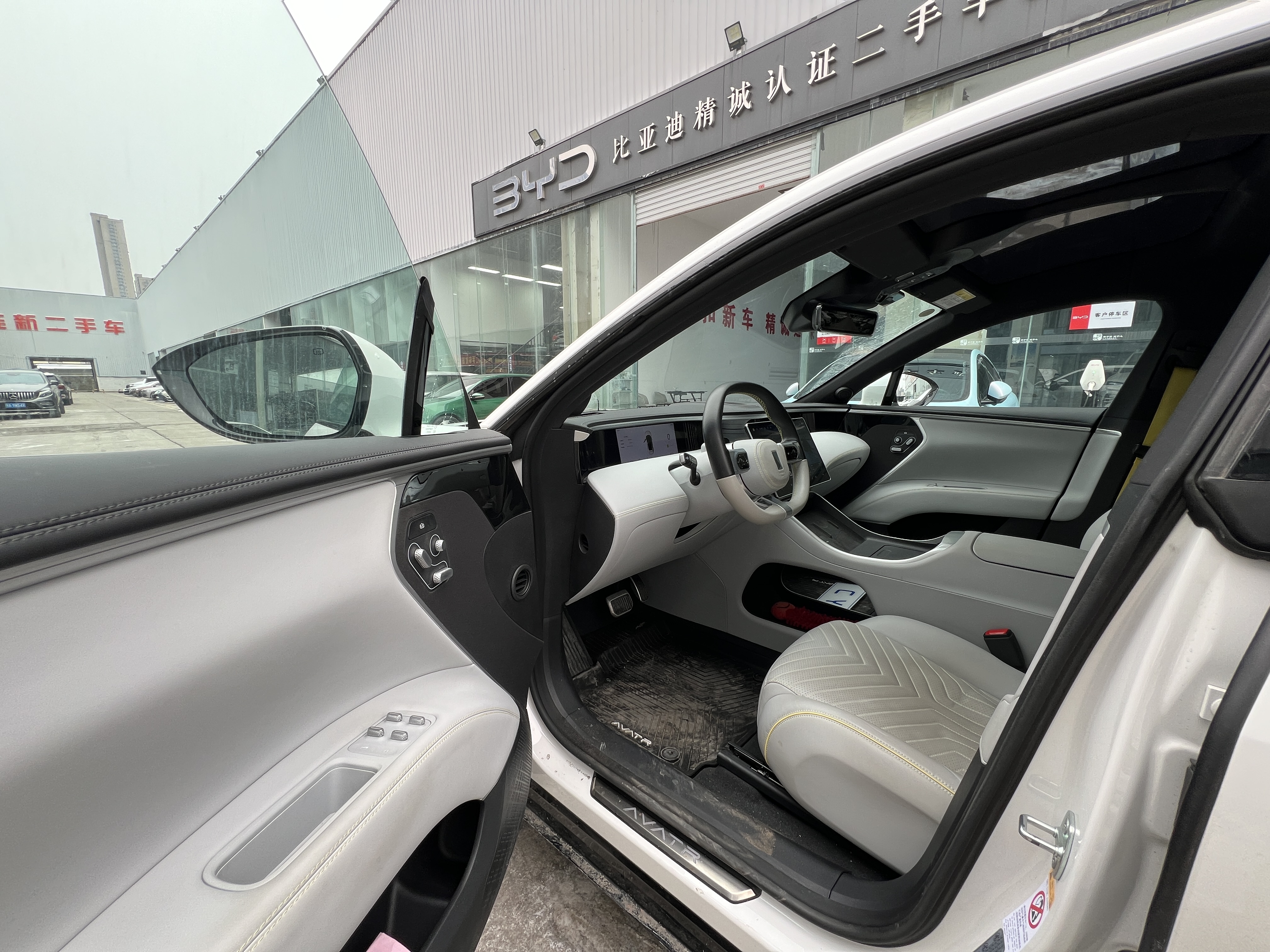 Avatr 11 2023 car image #17