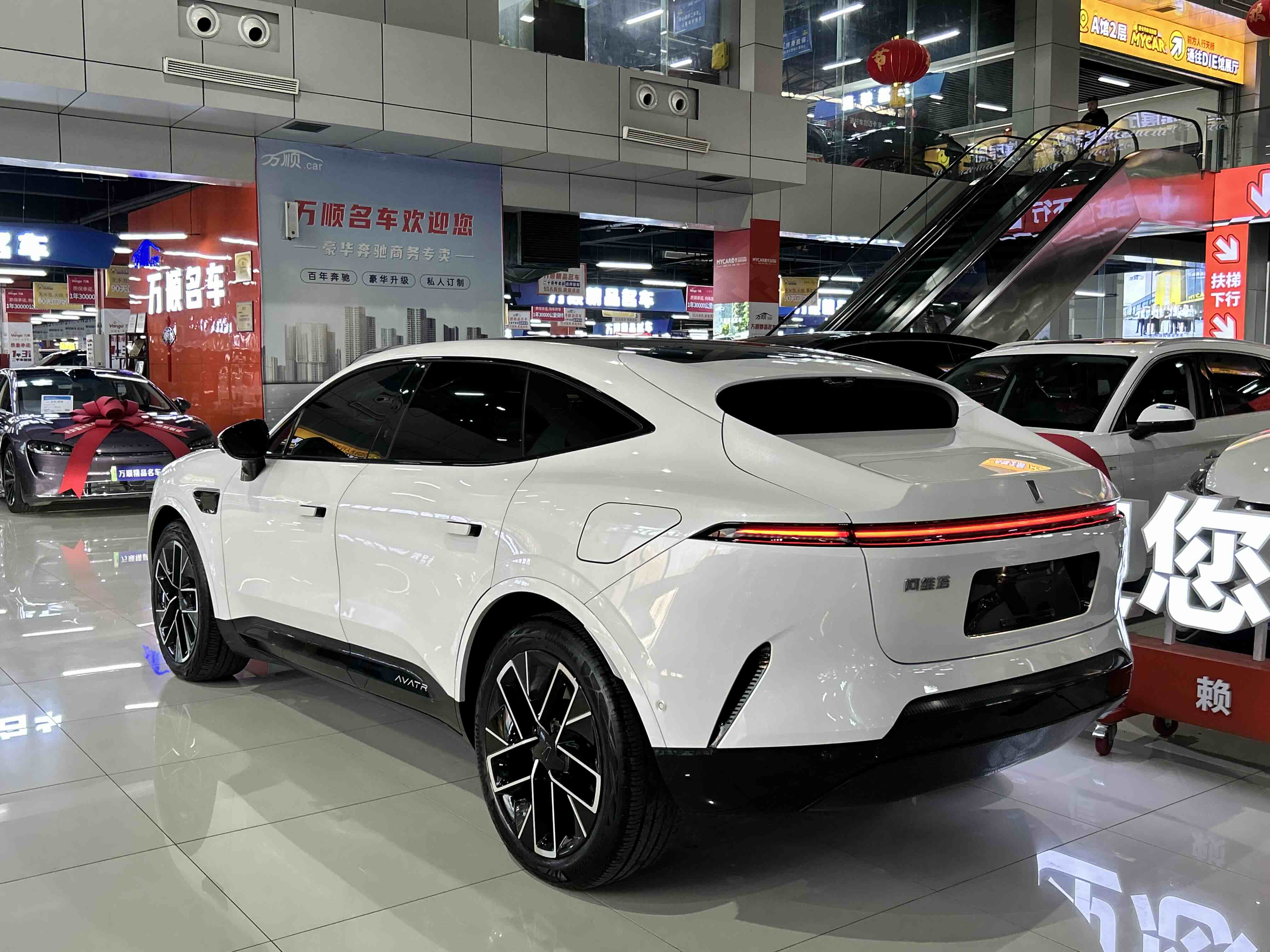 Avatr 11 2023 car image #17