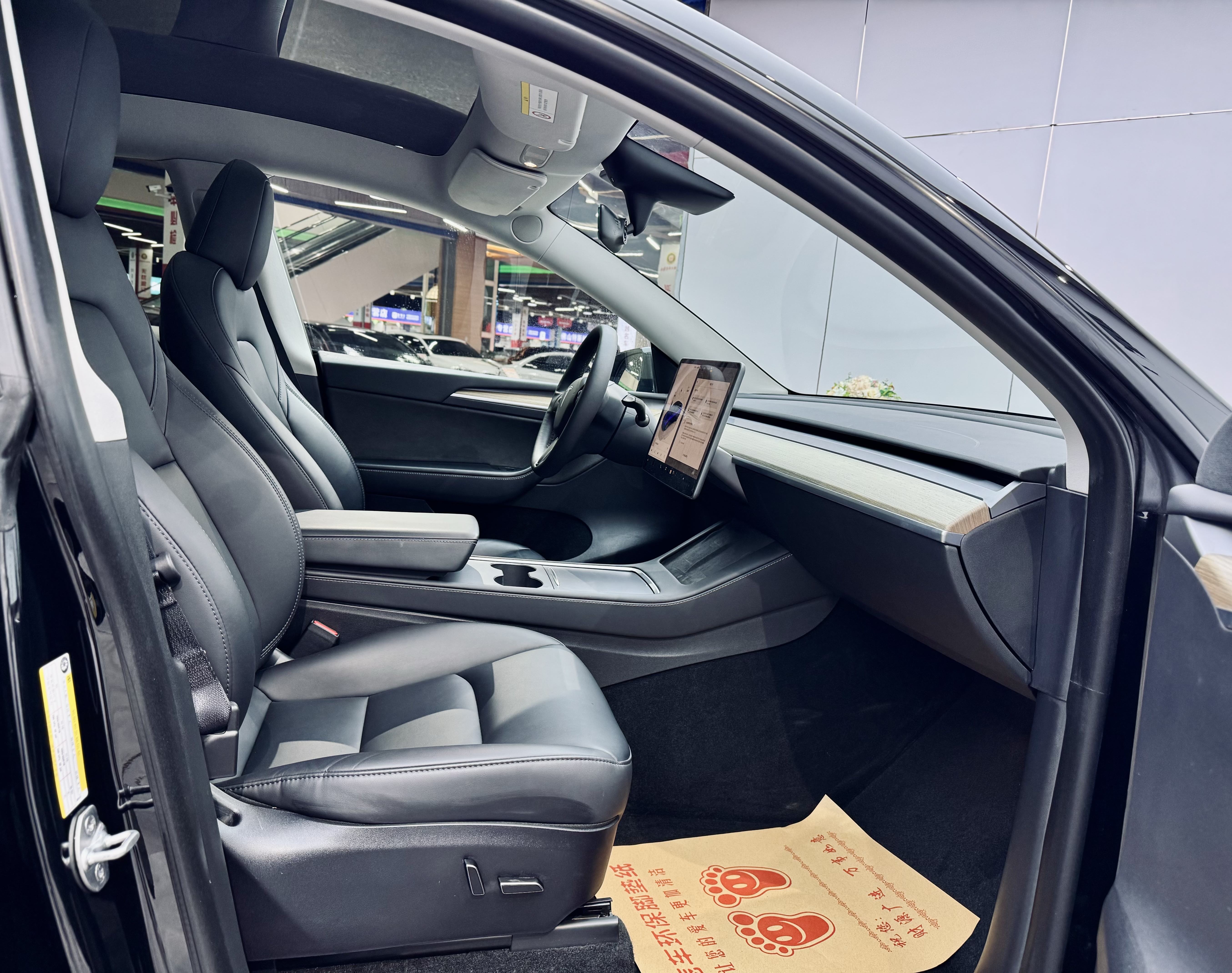 Tesla Model Y 2023 car image #17
