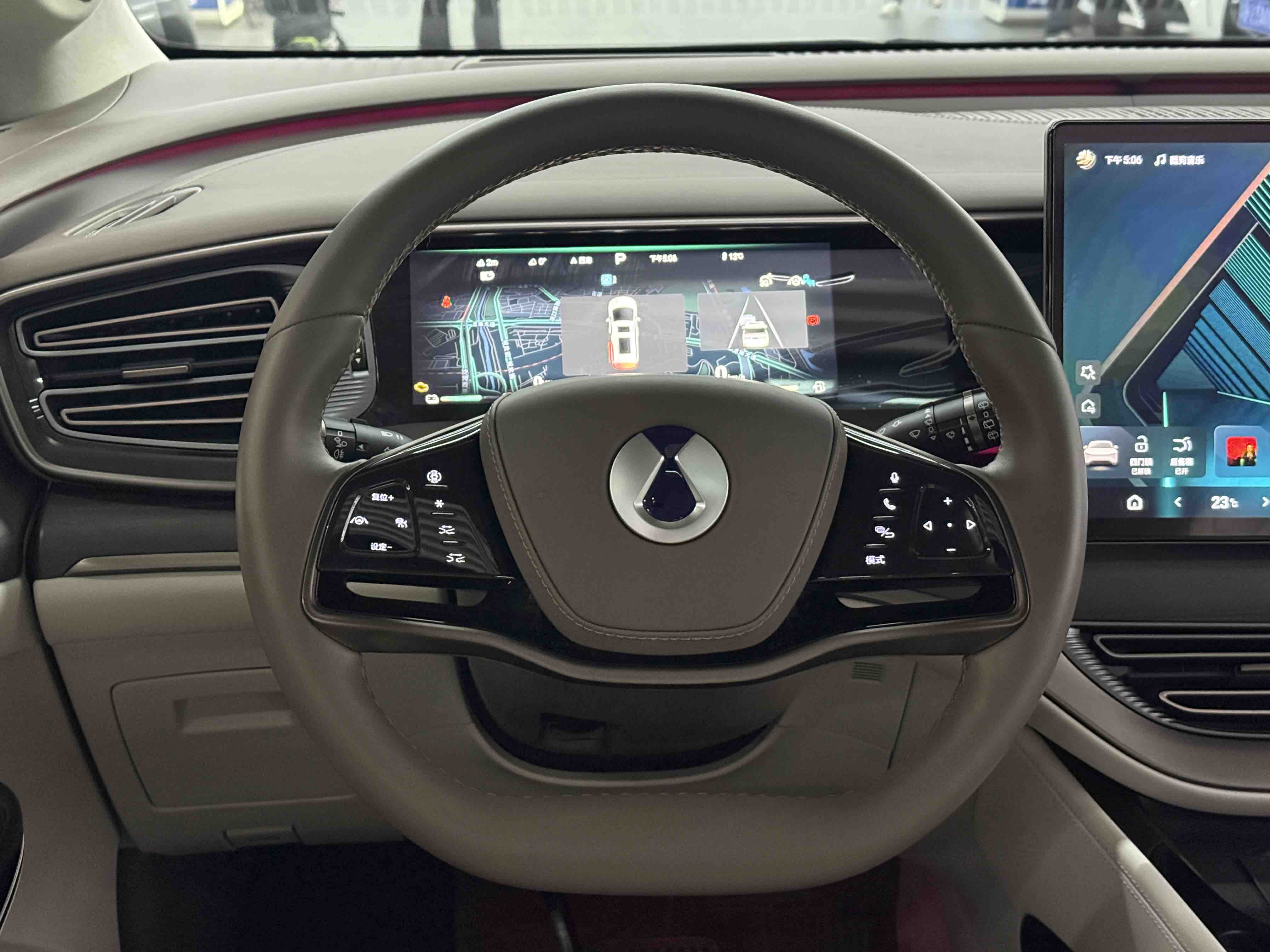 Denza D9 2023 car image #17