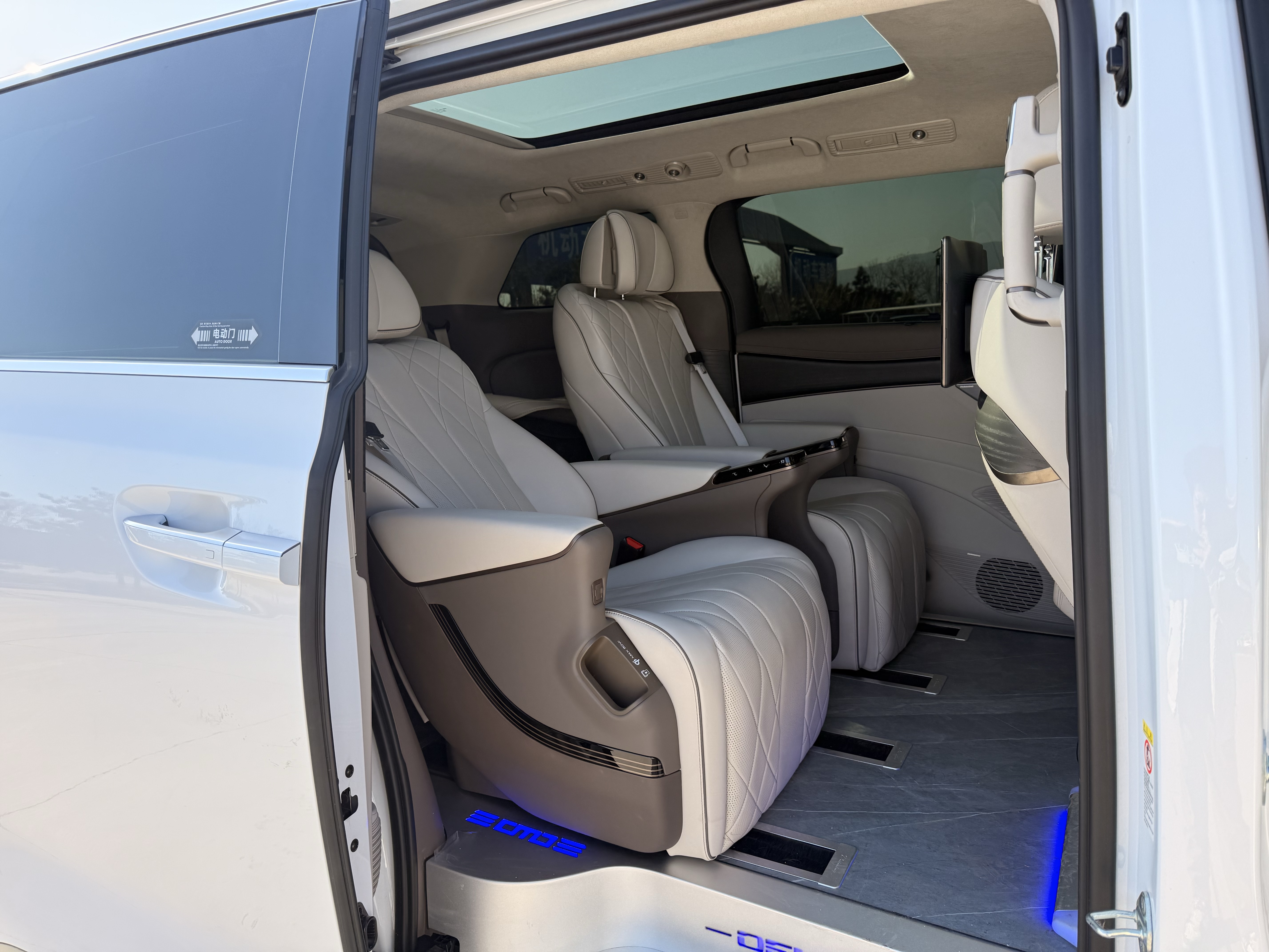 Denza D9 2024 car image #17