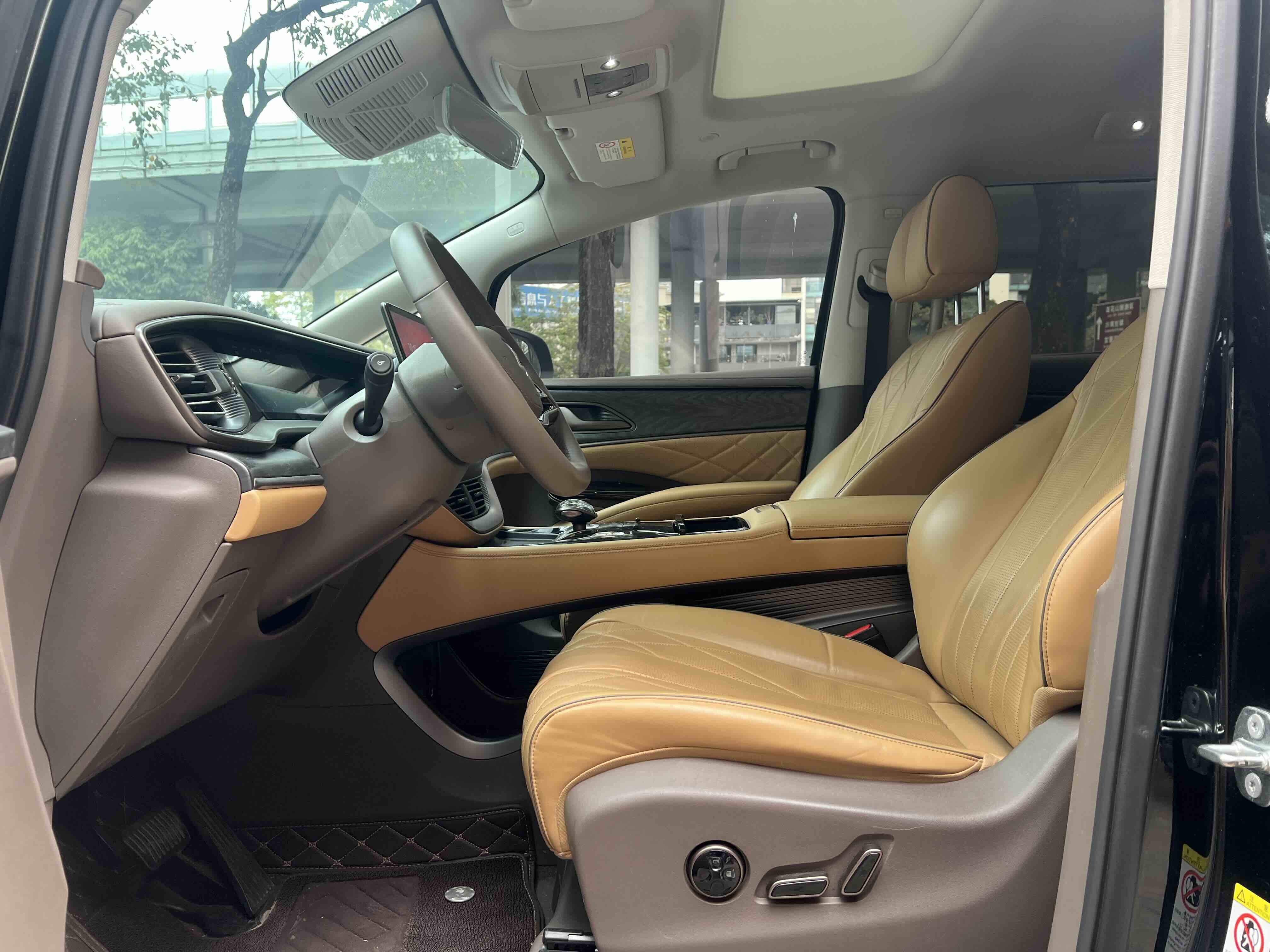 Denza D9 2023 car image #17