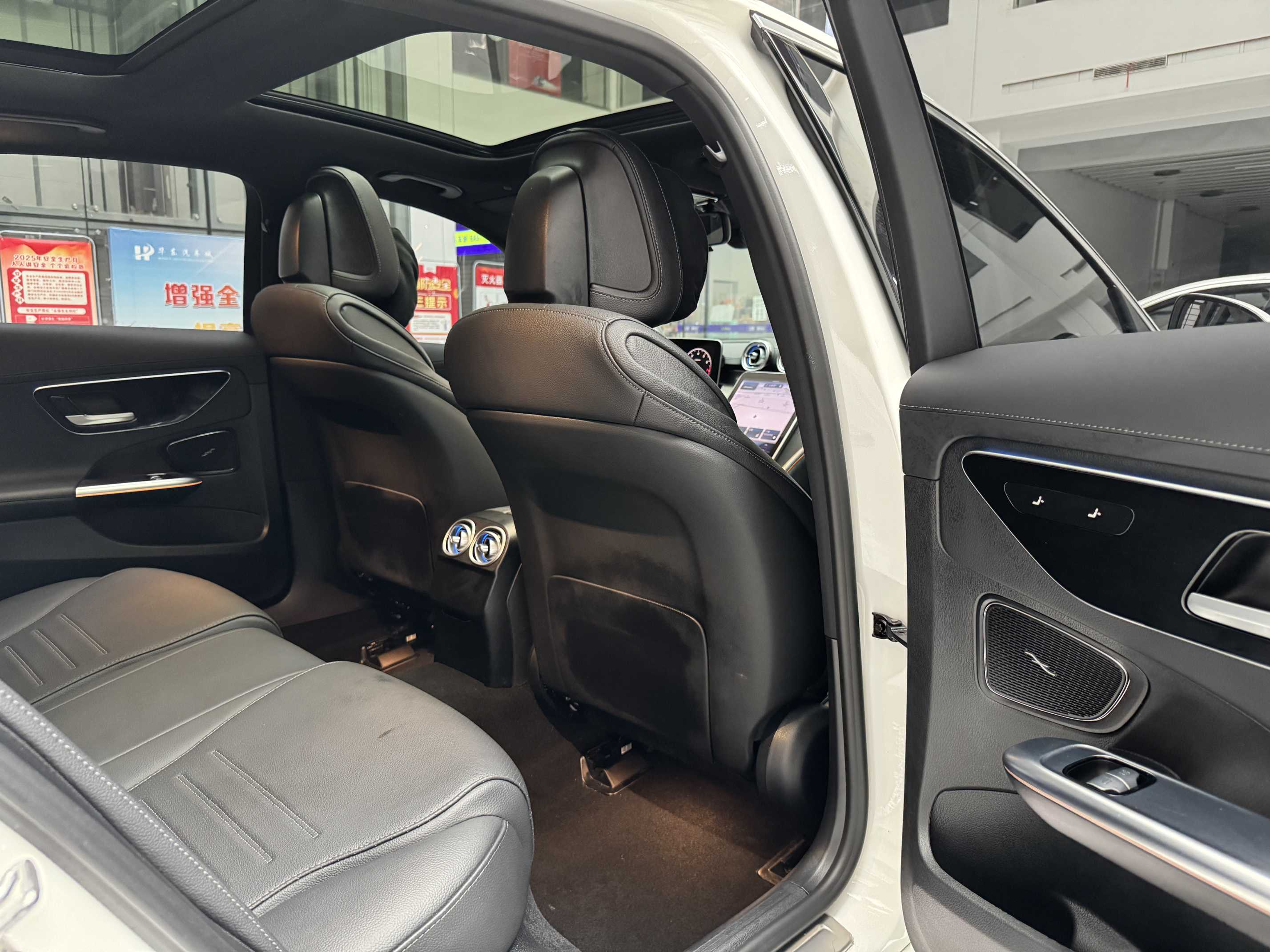 Mercedes-Benz C Class 2024 صورة سيارة #17