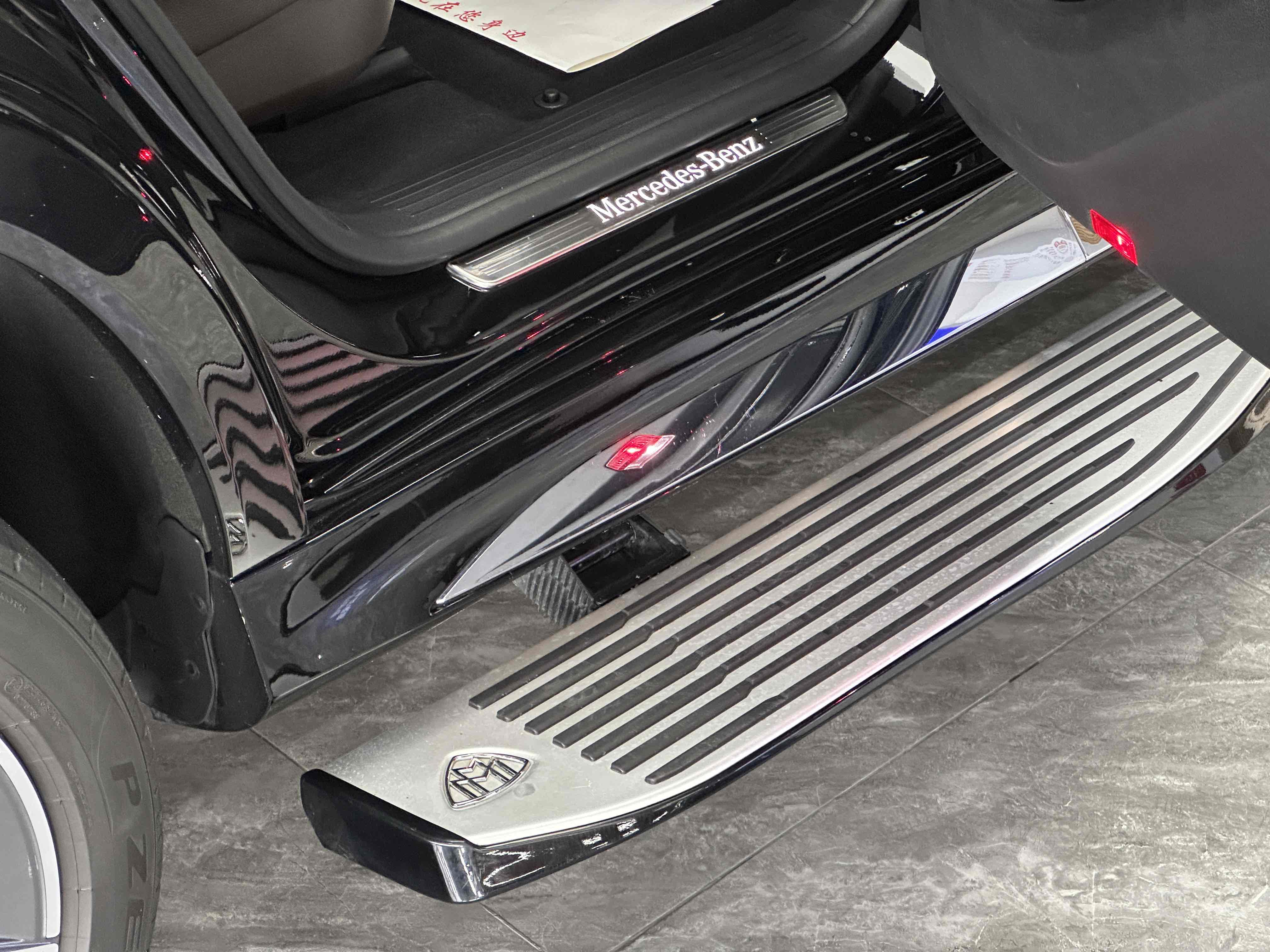 Mercedes-Benz GLS Class 2023 immagine di auto #17